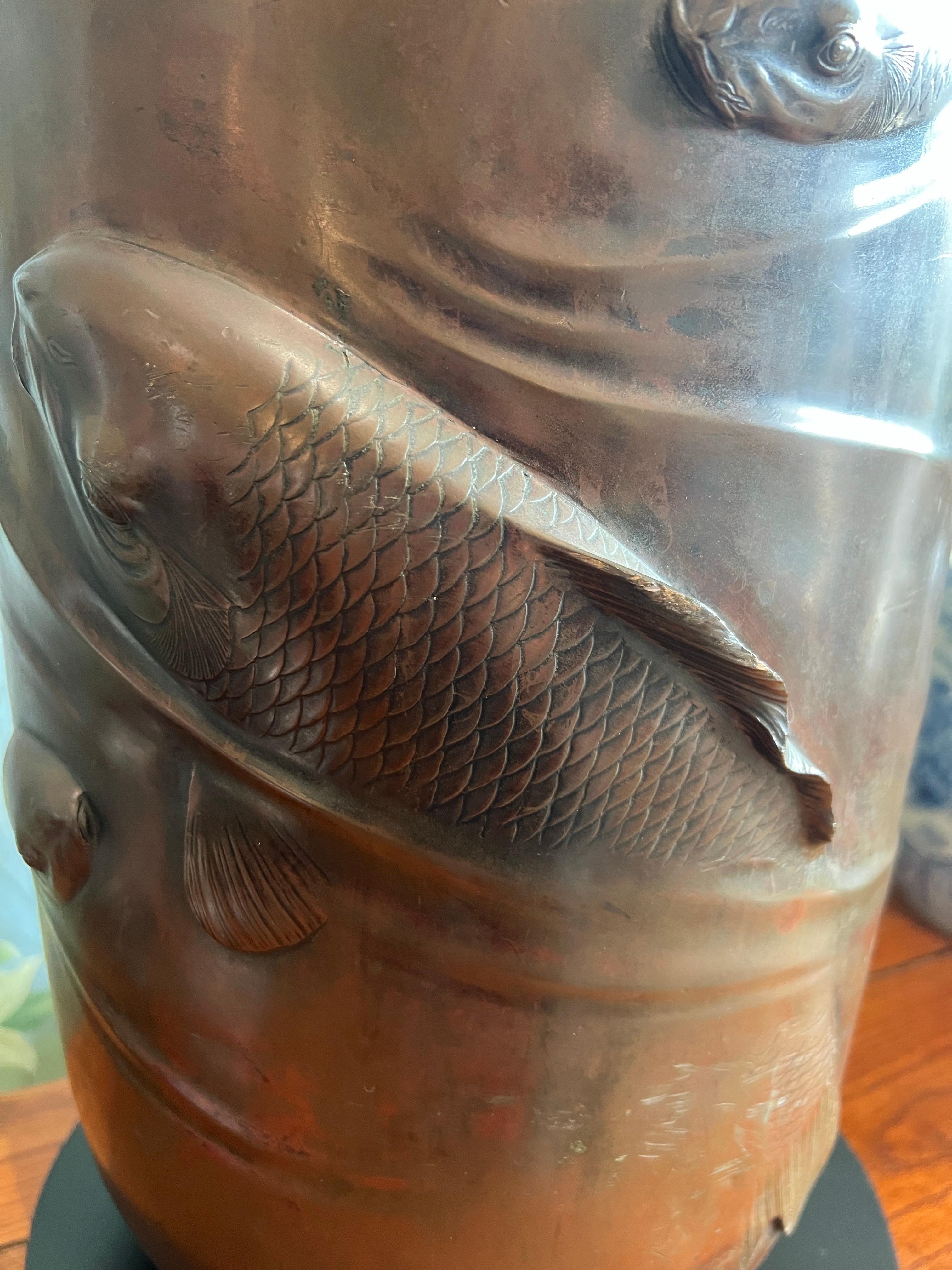 Calco Large Antique Japanese Bronze Vase with Raised Carp - L. 19th Century - Signed in vendita