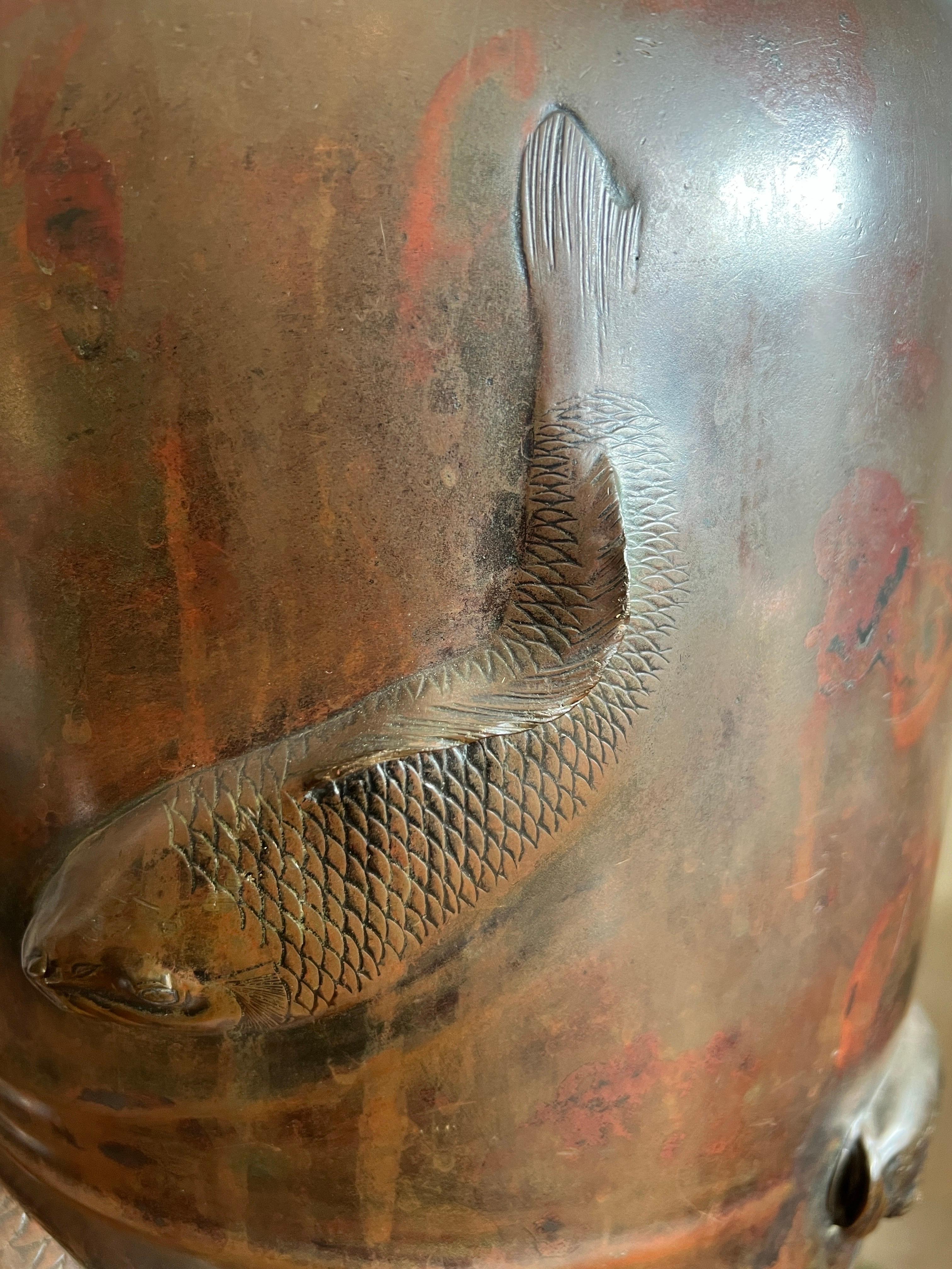 Large Antique Japanese Bronze Vase with Raised Carp - L. 19th Century - Signed In condizioni buone in vendita a New York, NY