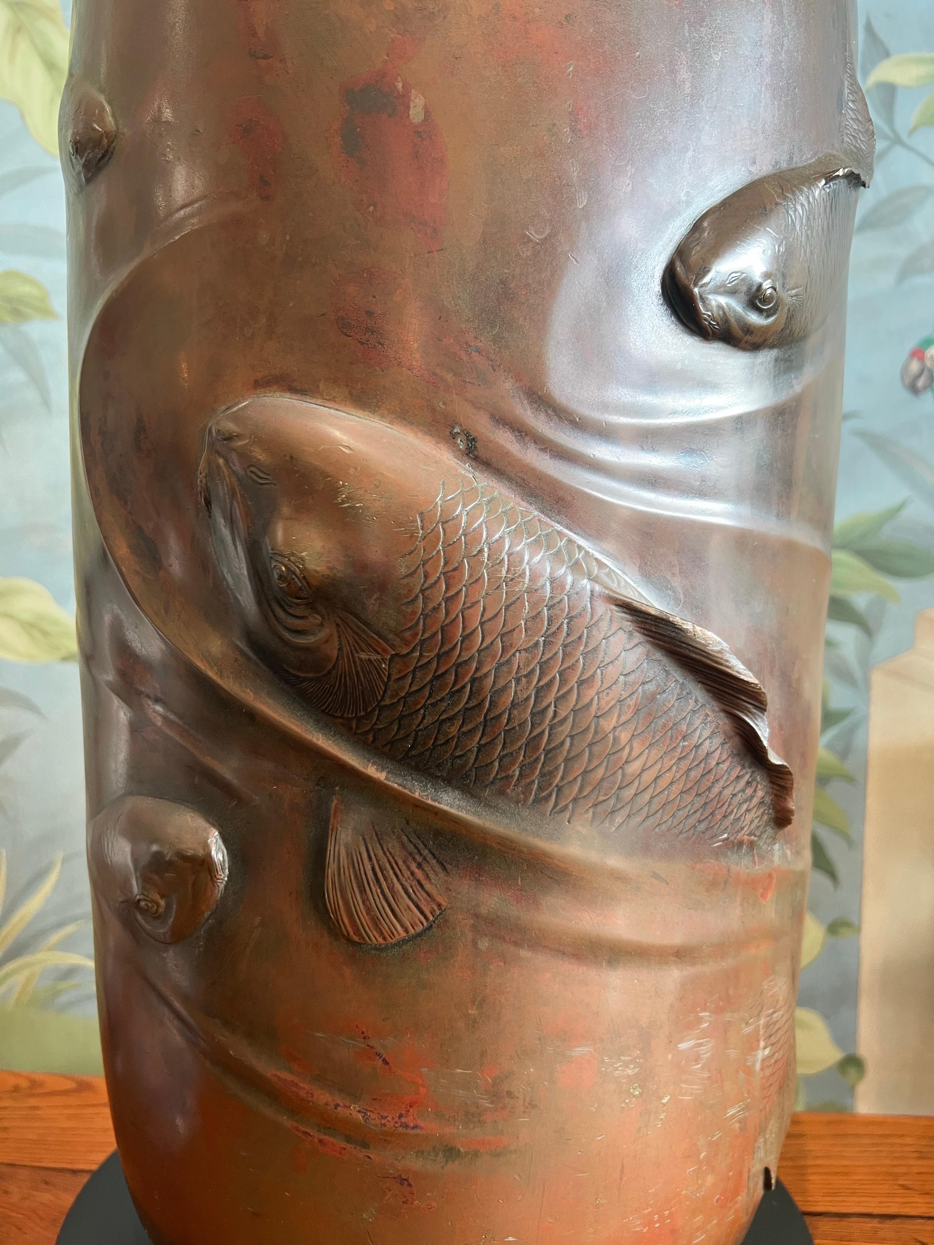 XX secolo Large Antique Japanese Bronze Vase with Raised Carp - L. 19th Century - Signed in vendita
