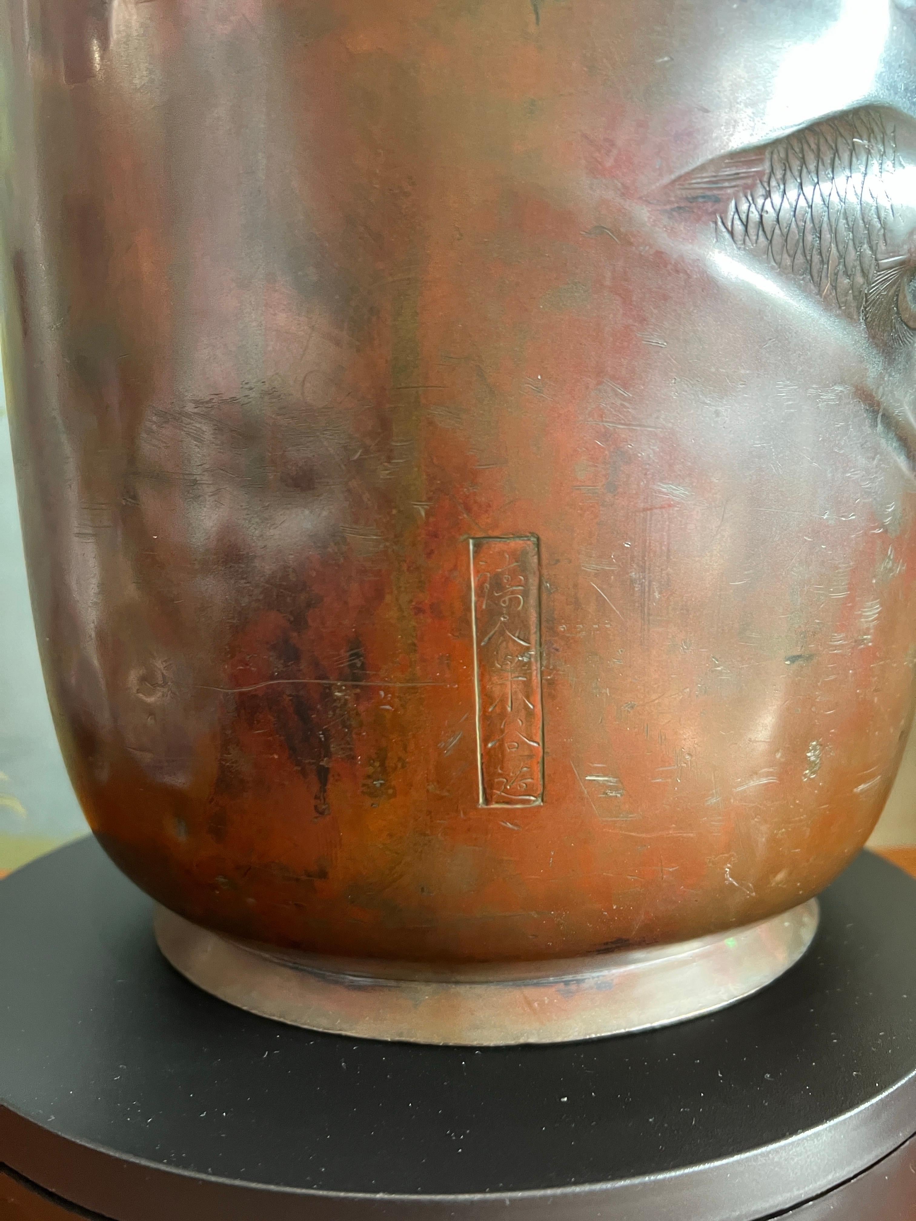 Bronzo Large Antique Japanese Bronze Vase with Raised Carp - L. 19th Century - Signed in vendita