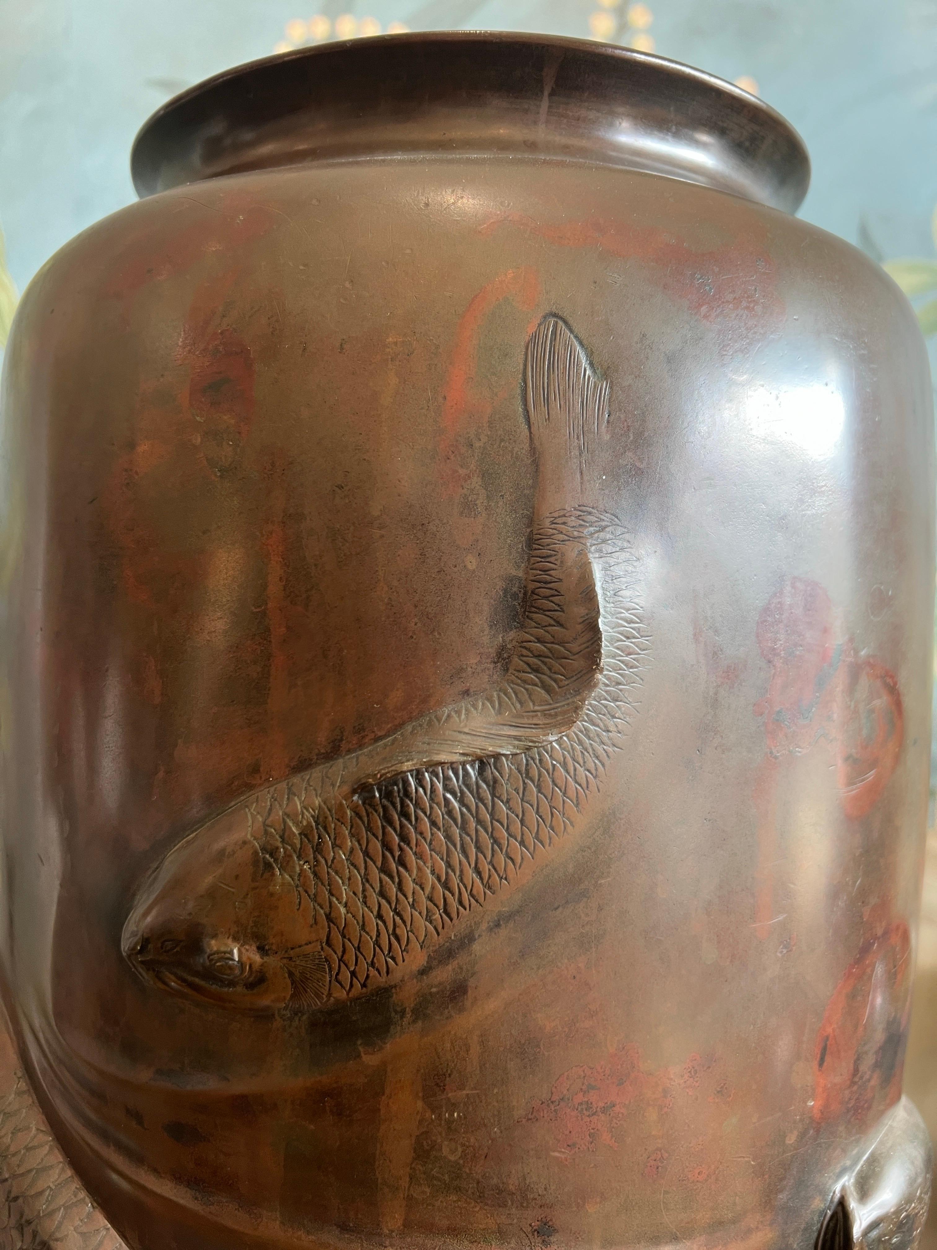 Large Antique Japanese Bronze Vase with Raised Carp - L. 19th Century - Signed in vendita 1