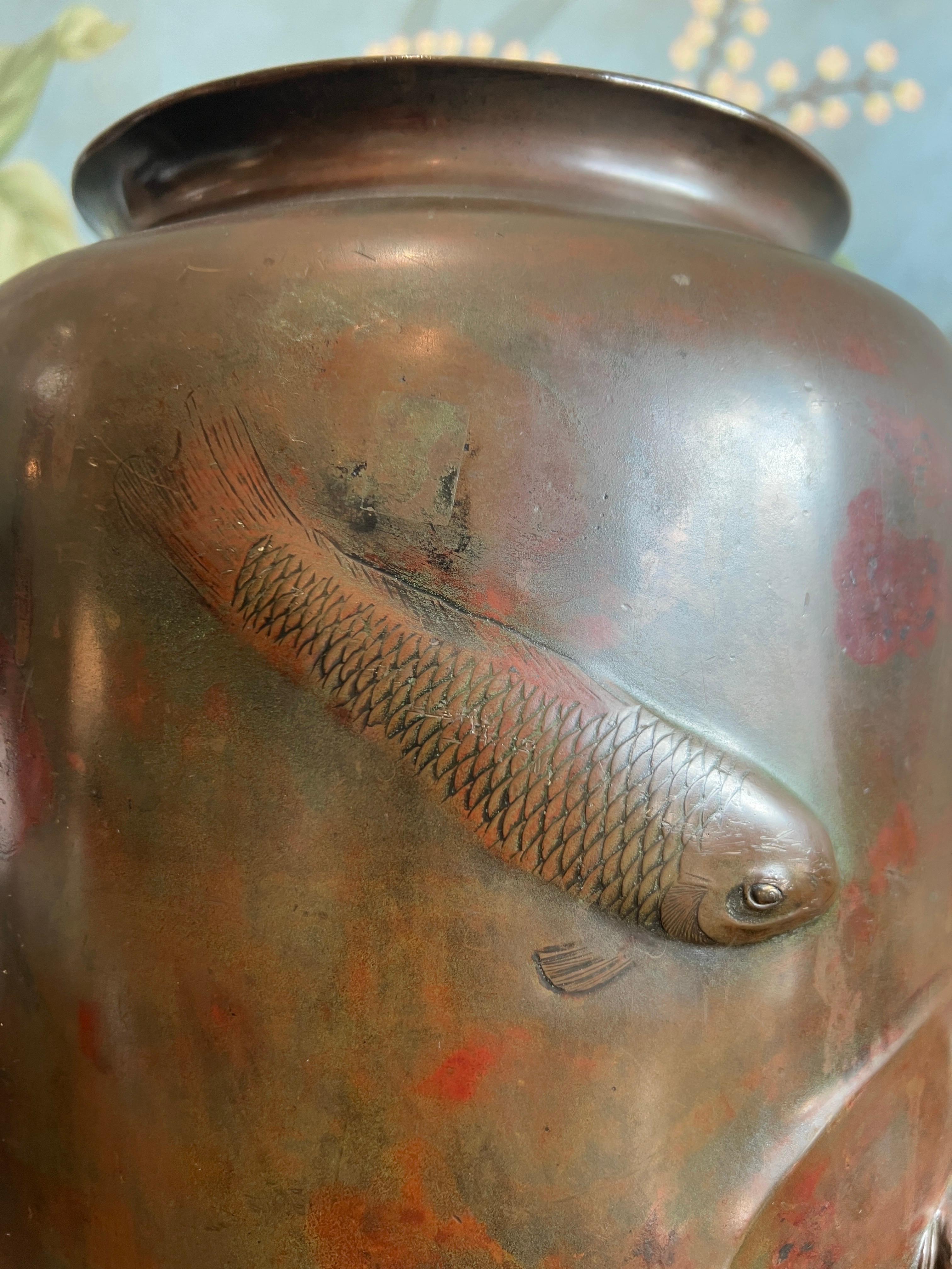 Large Antique Japanese Bronze Vase with Raised Carp - L. 19th Century - Signed in vendita 2