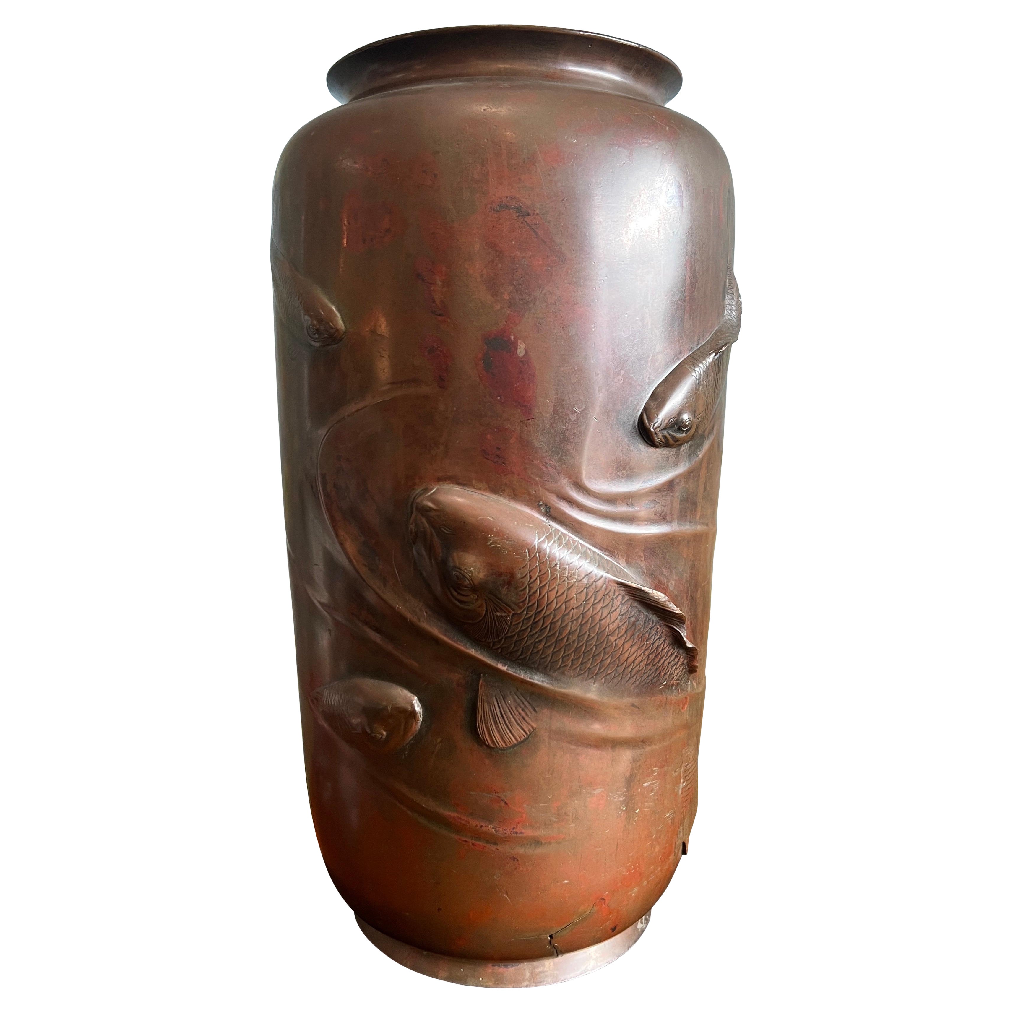 Large Antique Japanese Bronze Vase with Raised Carp - L. 19th Century - Signed in vendita