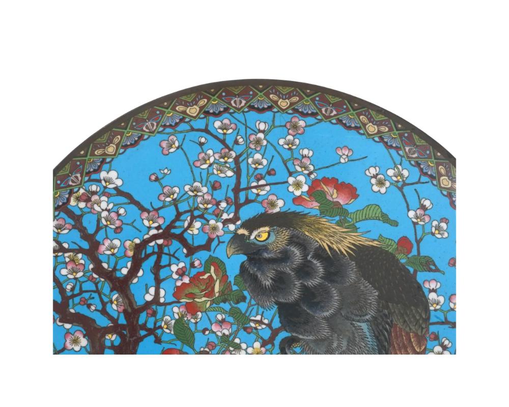 Grande charge japonaise ancienne en émail cloisonné, faucon noir dans un cerisier en fleurs Bon état - En vente à New York, NY