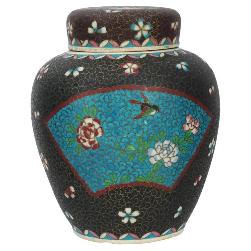 Grand pot japonais ancien en émail cloisonné sur porcelaine Totai signé