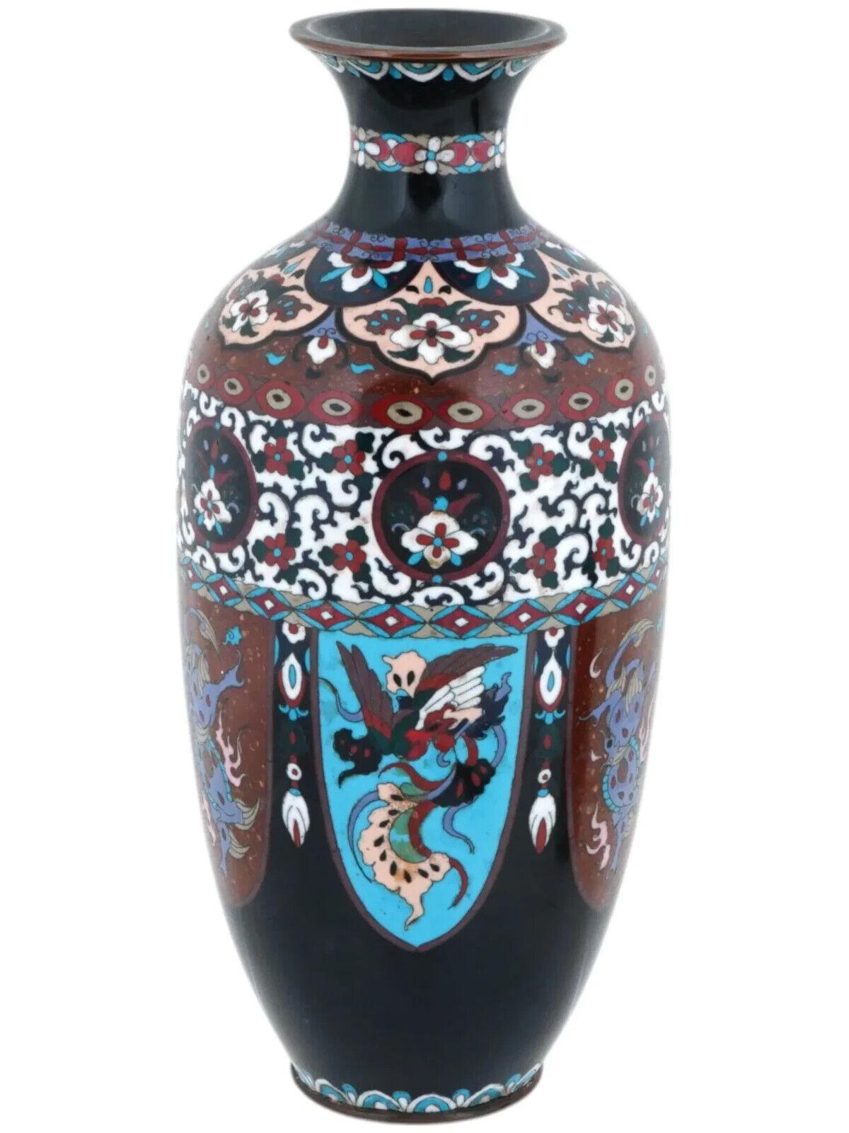 Gran jarrón antiguo japonés de cobre con diseño de esmalte cloisonné. Finales del periodo Meiji, antes de 1912. Forma alargada con cuello pronunciado. Paneles con motivos florales y dragones en colores primarios sobre fondo negro con diseño de