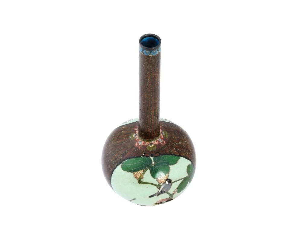 Große antike japanische Meiji-Cloisonné-Emaille-Vase im Zustand „Gut“ im Angebot in New York, NY
