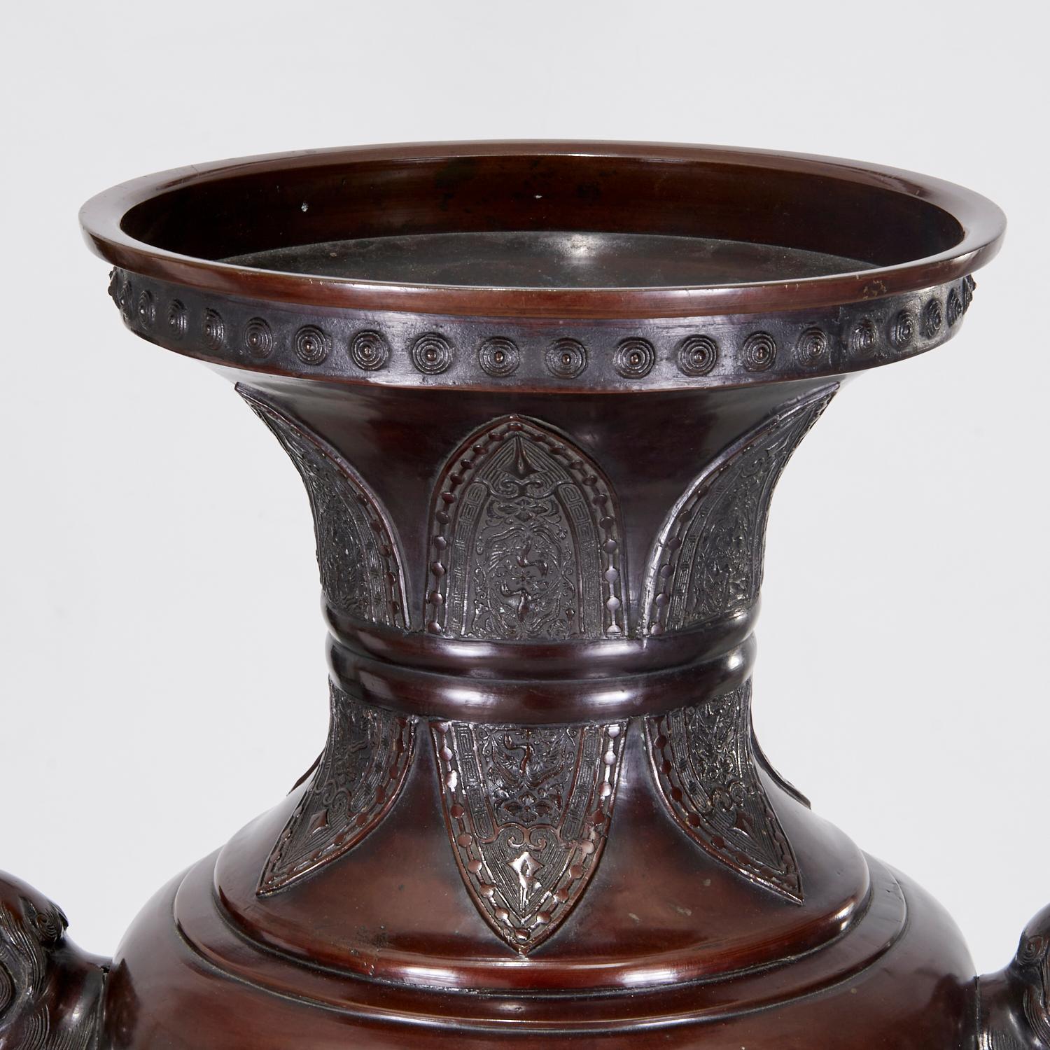 Fin 19e/début 20e siècle, grande urne japonaise en bronze Meiji. La décoration principale sur les deux côtés du vase est rendue en beau et fort relief. L'une des faces représente des oiseaux, peut-être des alouettes, en vol et sur des branches de