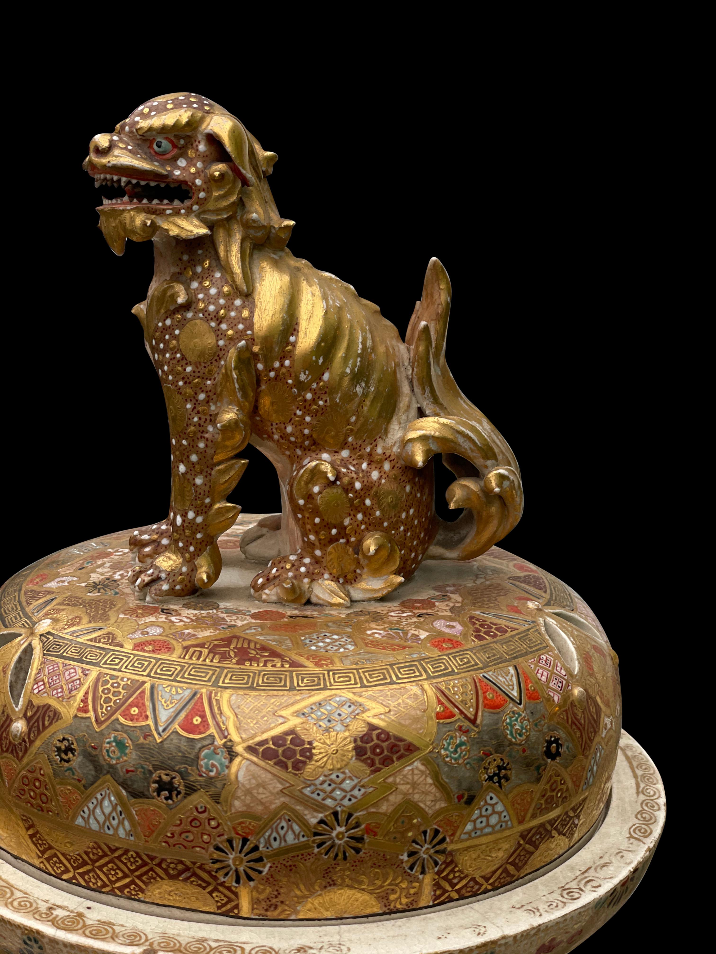 Grand vase-urne japonais ancien recouvert d'un tissu Meiji Satsuma avec chien Foo, 19ème siècle Bon état - En vente à London, GB