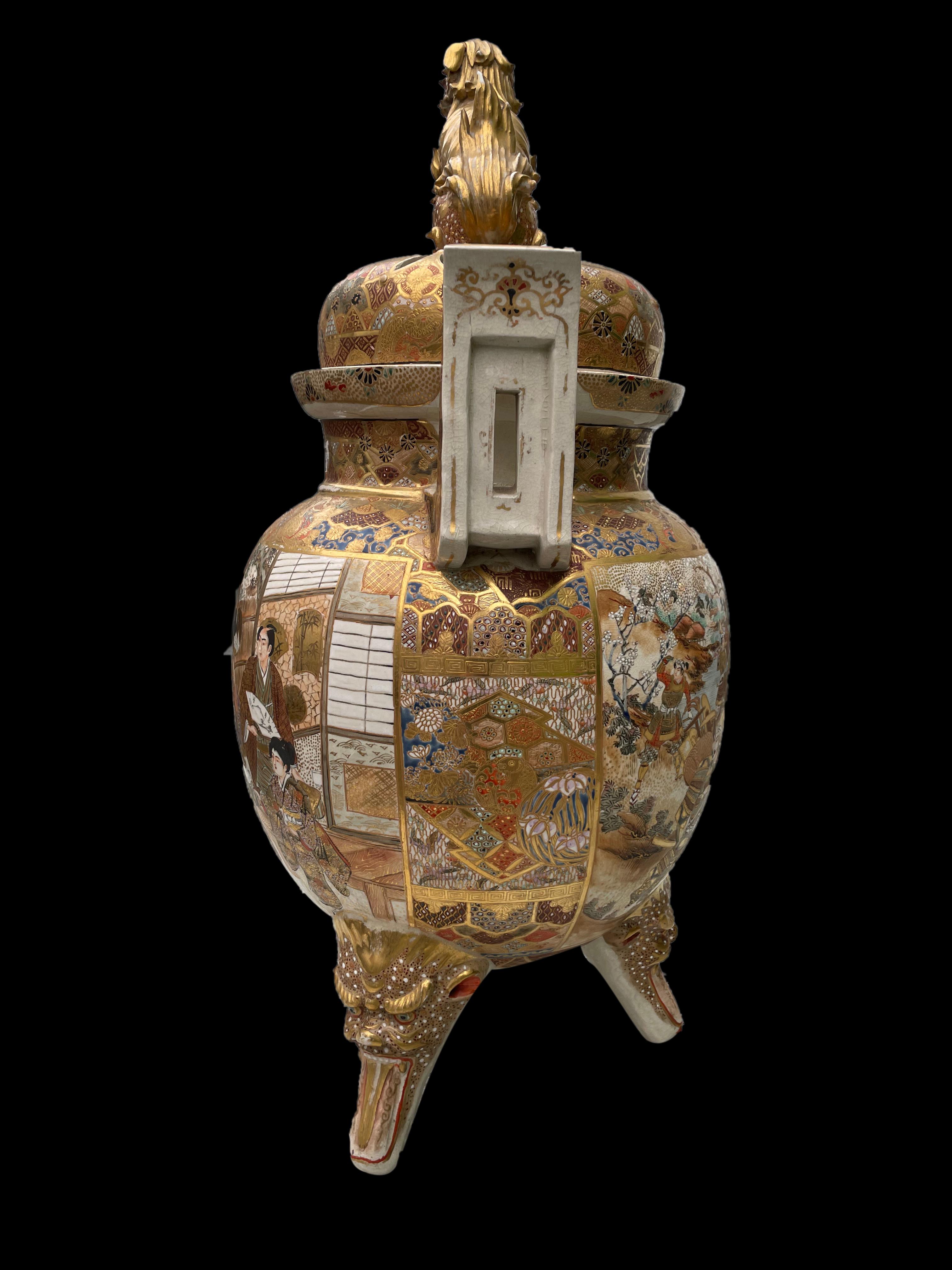 Large Antique Japanese Meiji Satsuma Covered Urn Vase with Foo Dog, 19th Century For Sale 1