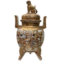 Grand vase-urne japonais ancien recouvert d'un tissu Meiji Satsuma avec chien Foo, 19ème siècle