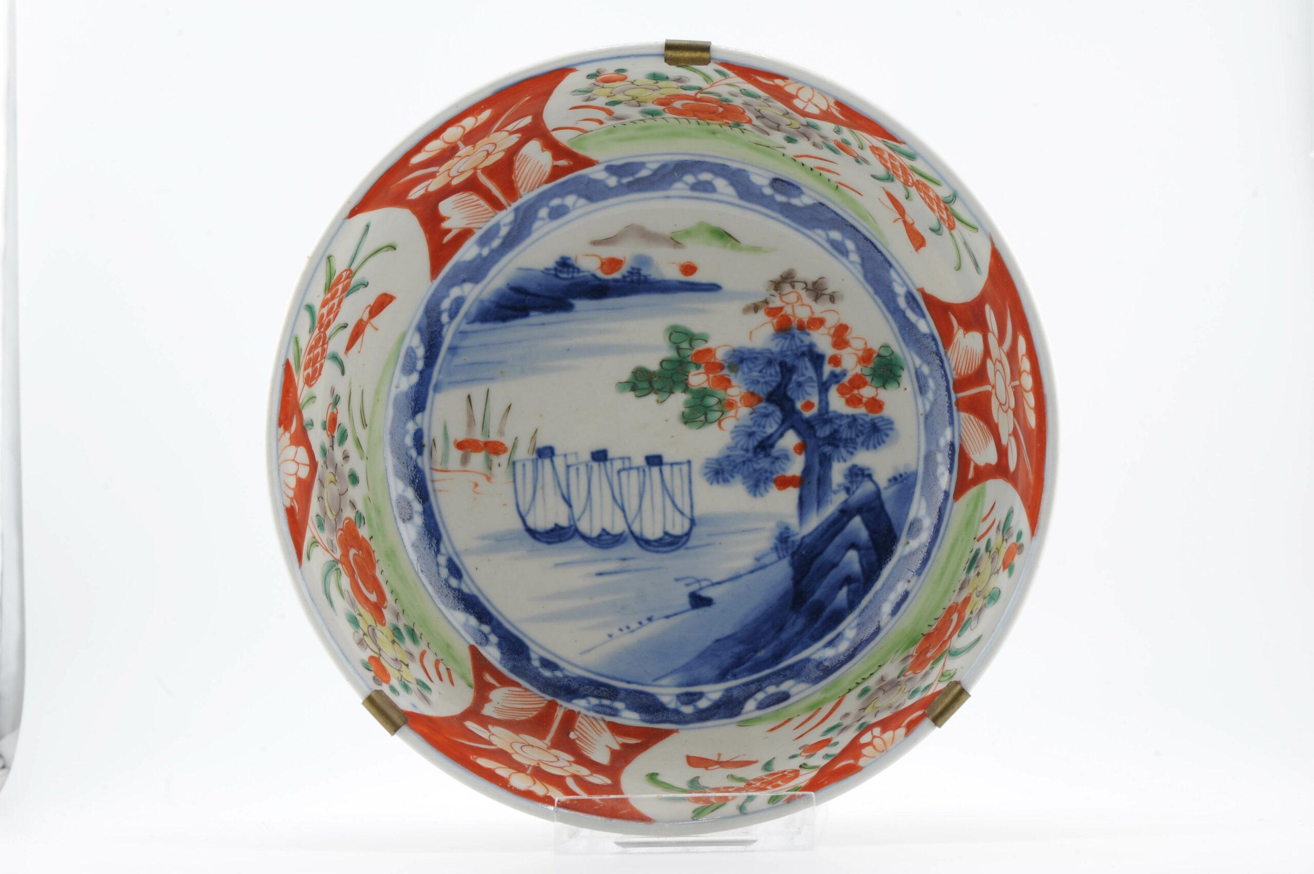 Wir zeigen Ihnen diesen ungewöhnlichen und prächtigen Teller aus der Meiji-Zeit (19. Jahrhundert). Es hat eine sehr interessante und schöne blaue Szene

Auf dem Sockel markiert.

Bedingung
Perfekt. Größe 18.3x7.7CM DurchmesserxHöhe
Zeitraum
19.