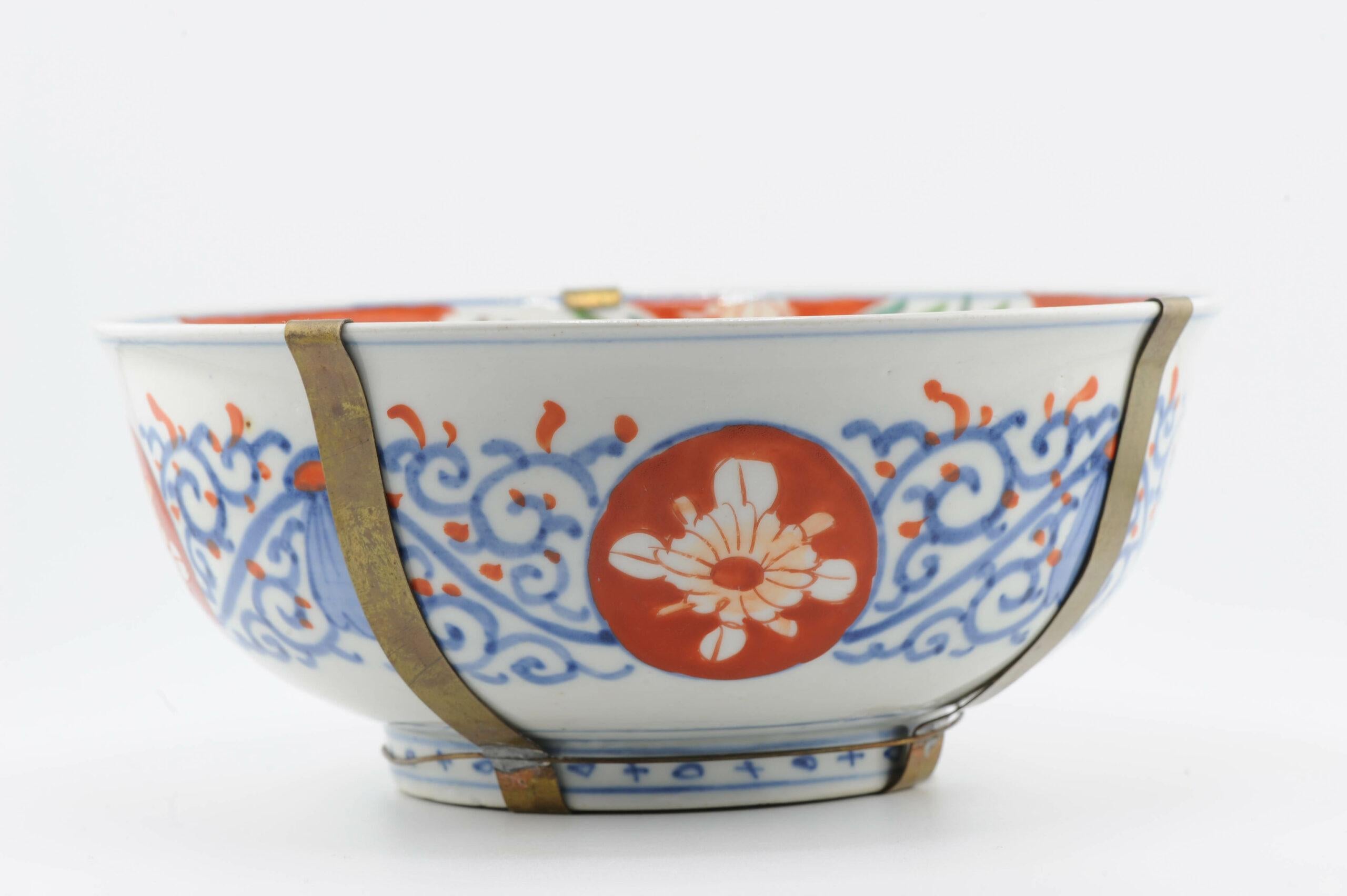 Große antike japanische Meiji-Arita-Schale aus Porzellan, 19. Jahrhundert, polychrom lackiert (Meiji-Periode) im Angebot