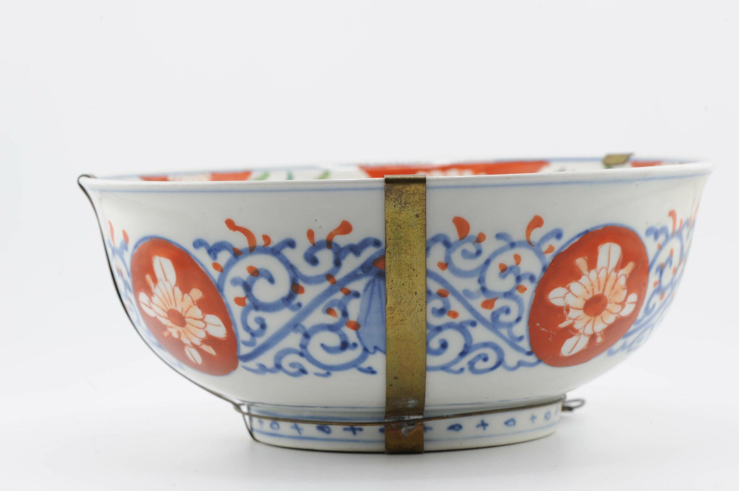Große antike japanische Meiji-Arita-Schale aus Porzellan, 19. Jahrhundert, polychrom lackiert (Japanisch) im Angebot