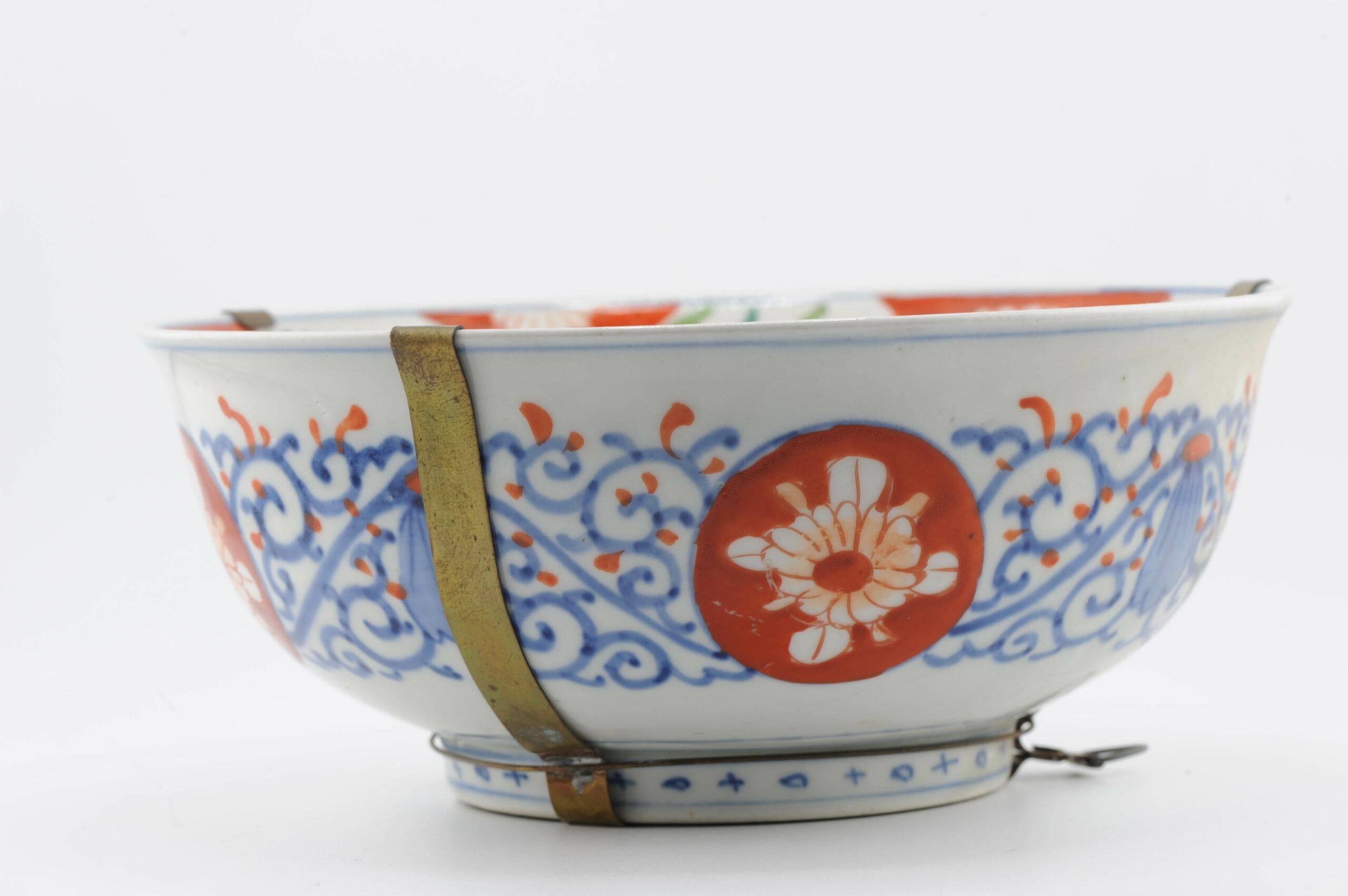 Große antike japanische Meiji-Arita-Schale aus Porzellan, 19. Jahrhundert, polychrom lackiert im Zustand „Gut“ im Angebot in Amsterdam, Noord Holland