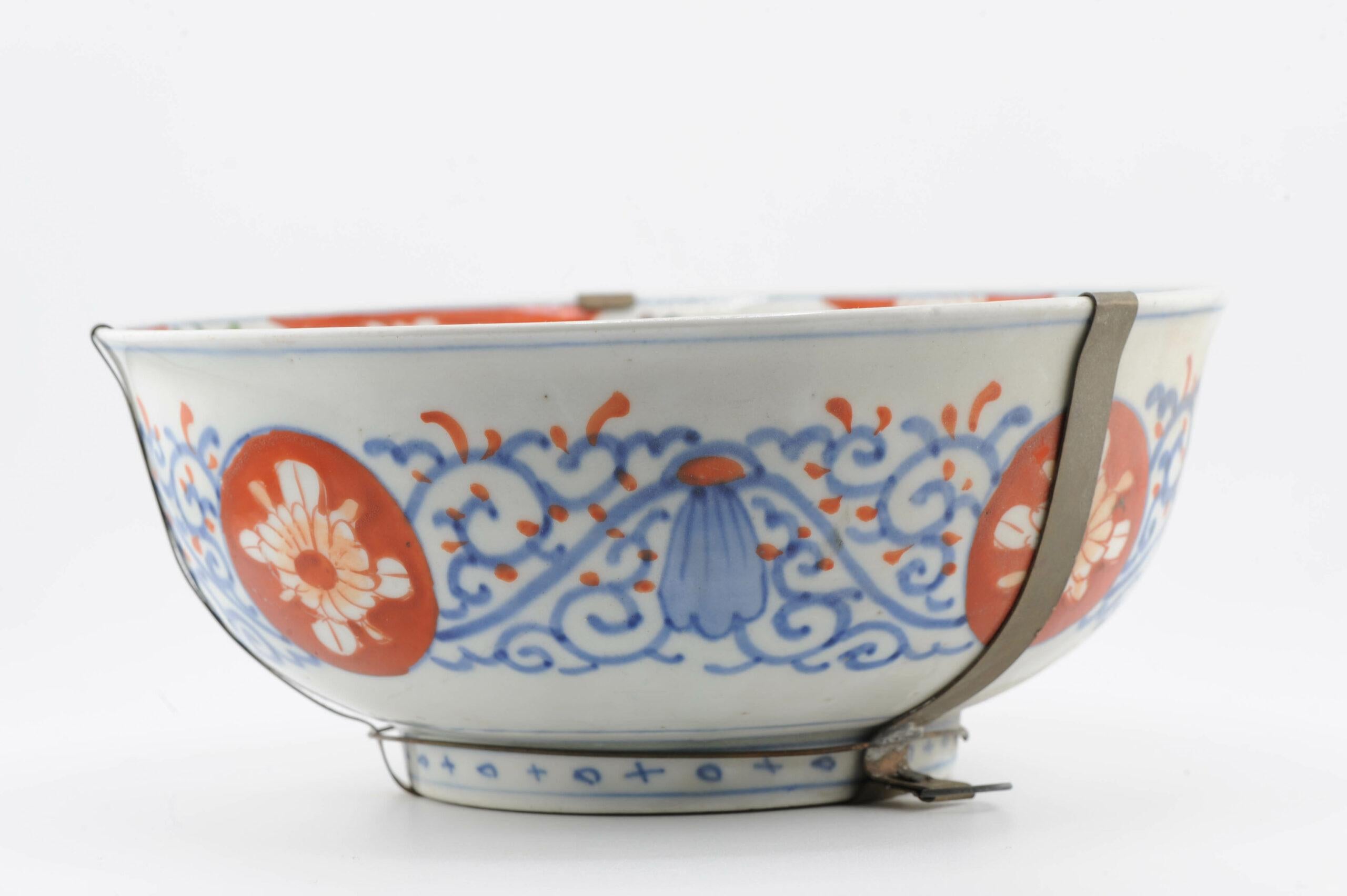 Große antike japanische Meiji-Arita-Schale aus Porzellan, 19. Jahrhundert, polychrom lackiert (18. Jahrhundert und früher) im Angebot