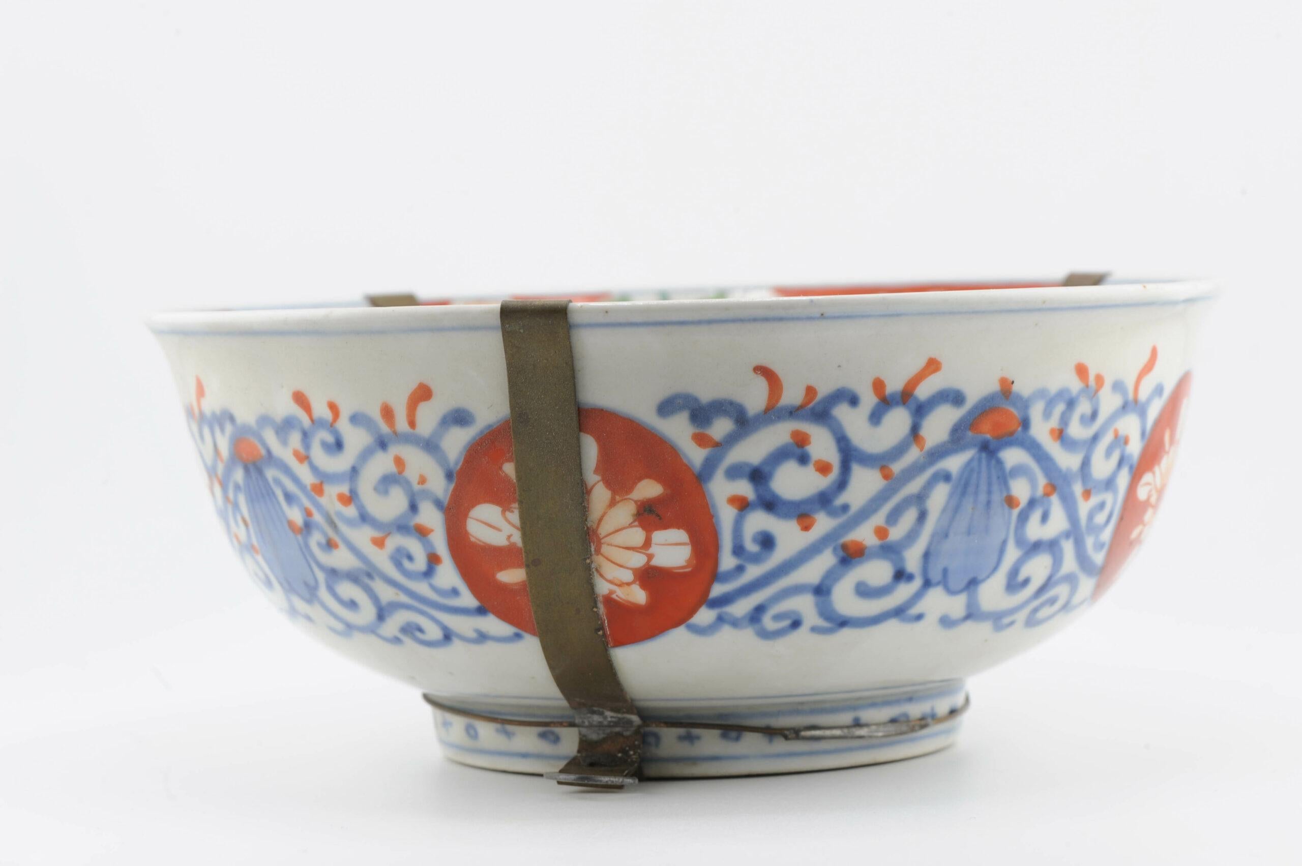 Große antike japanische Meiji-Arita-Schale aus Porzellan, 19. Jahrhundert, polychrom lackiert im Angebot 1