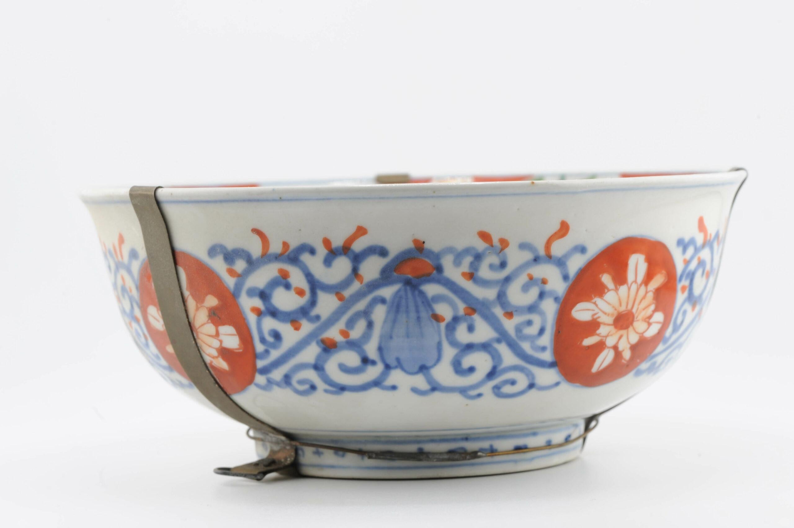 Große antike japanische Meiji-Arita-Schale aus Porzellan, 19. Jahrhundert, polychrom lackiert im Angebot 2