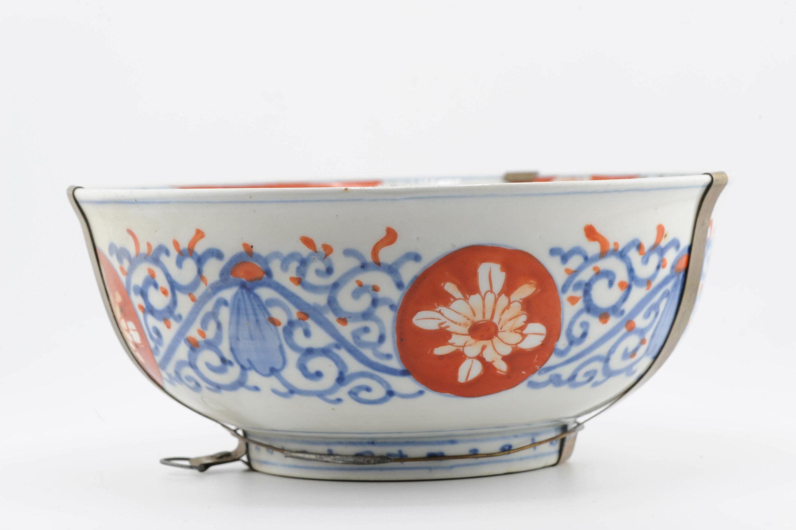 Große antike japanische Meiji-Arita-Schale aus Porzellan, 19. Jahrhundert, polychrom lackiert im Angebot 3