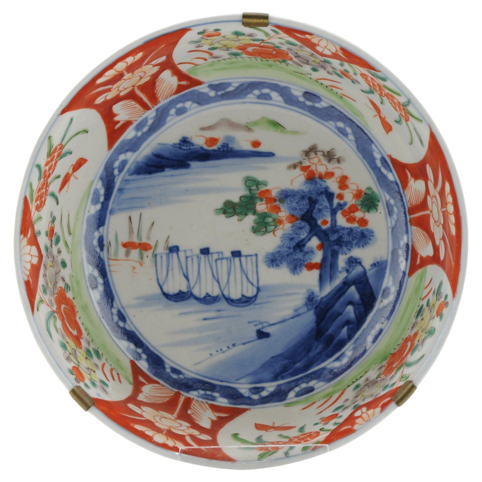 Große antike japanische Meiji-Arita-Schale aus Porzellan, 19. Jahrhundert, polychrom lackiert im Angebot