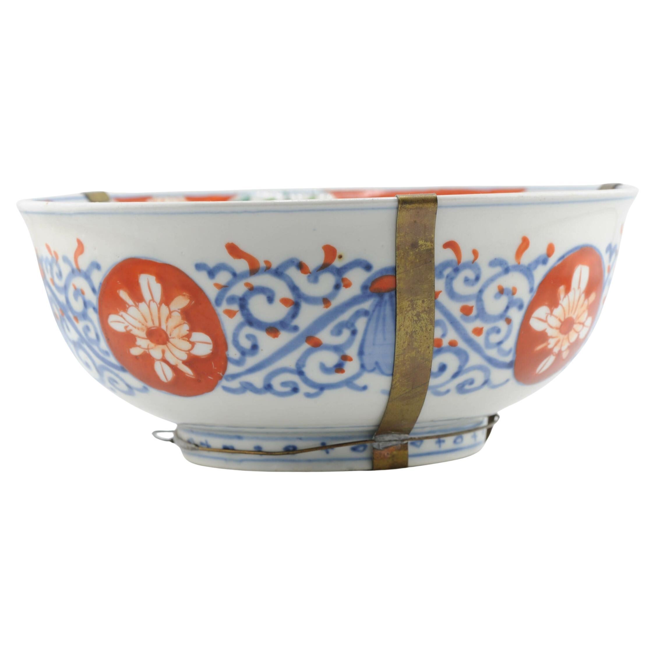 Große antike japanische Meiji-Arita-Schale aus Porzellan, 19. Jahrhundert, polychrom lackiert im Angebot