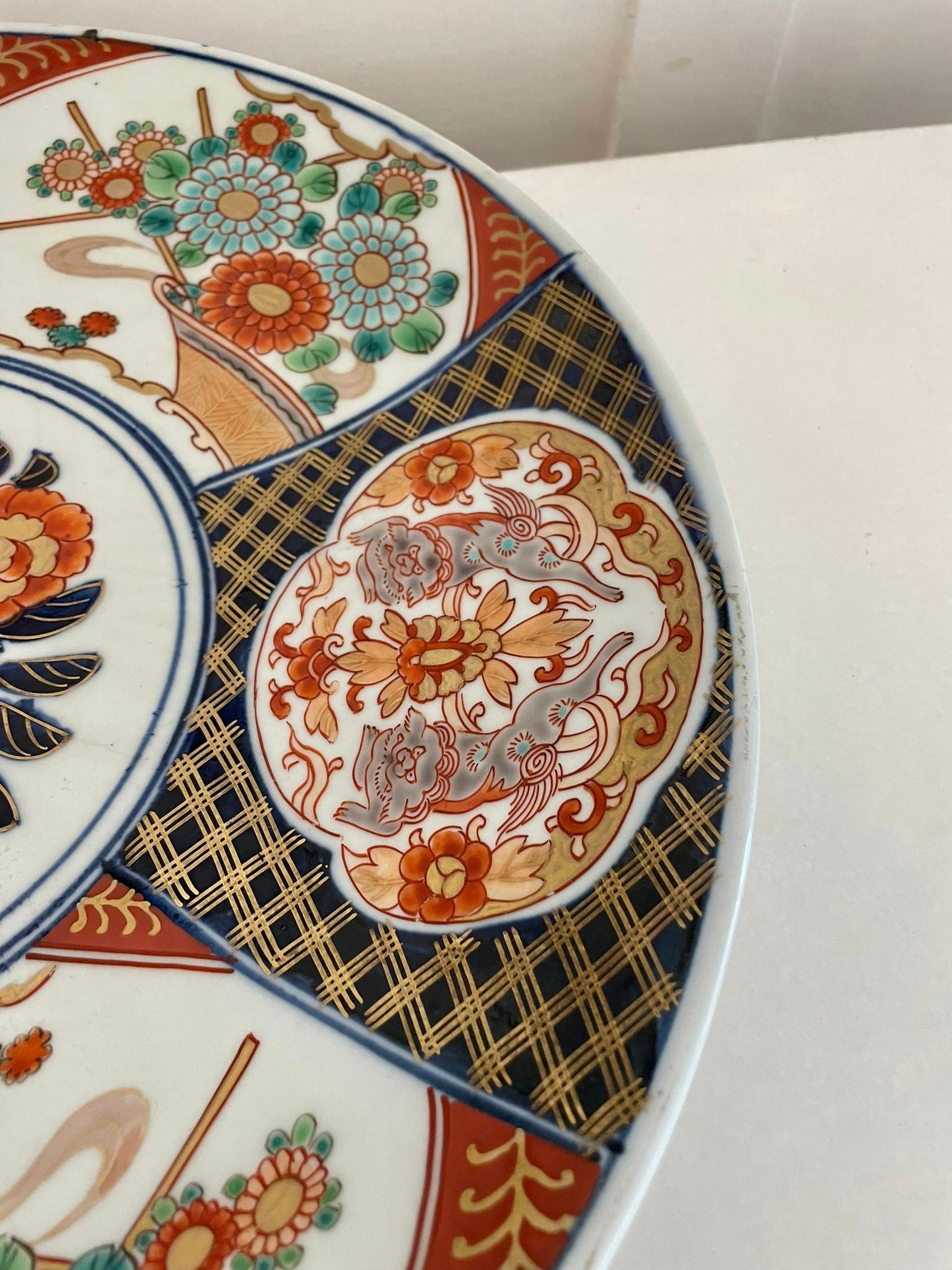 Large antique Japanese quality Imari charger having lovely hand painted panels in wonderful gold, red, blue, green, yellow and white colours 

A very decorative piece in perfect original condition

H 5 x W 37 x D 37cm
Date 1900.
 