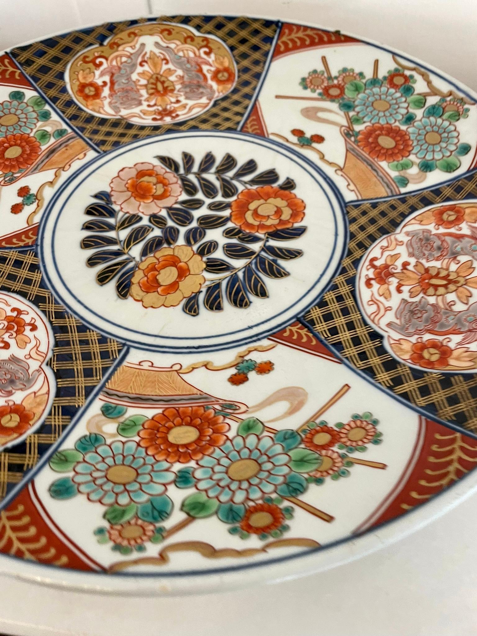 Porcelaine Grand chargeur Imari ancien de qualité japonaise  en vente