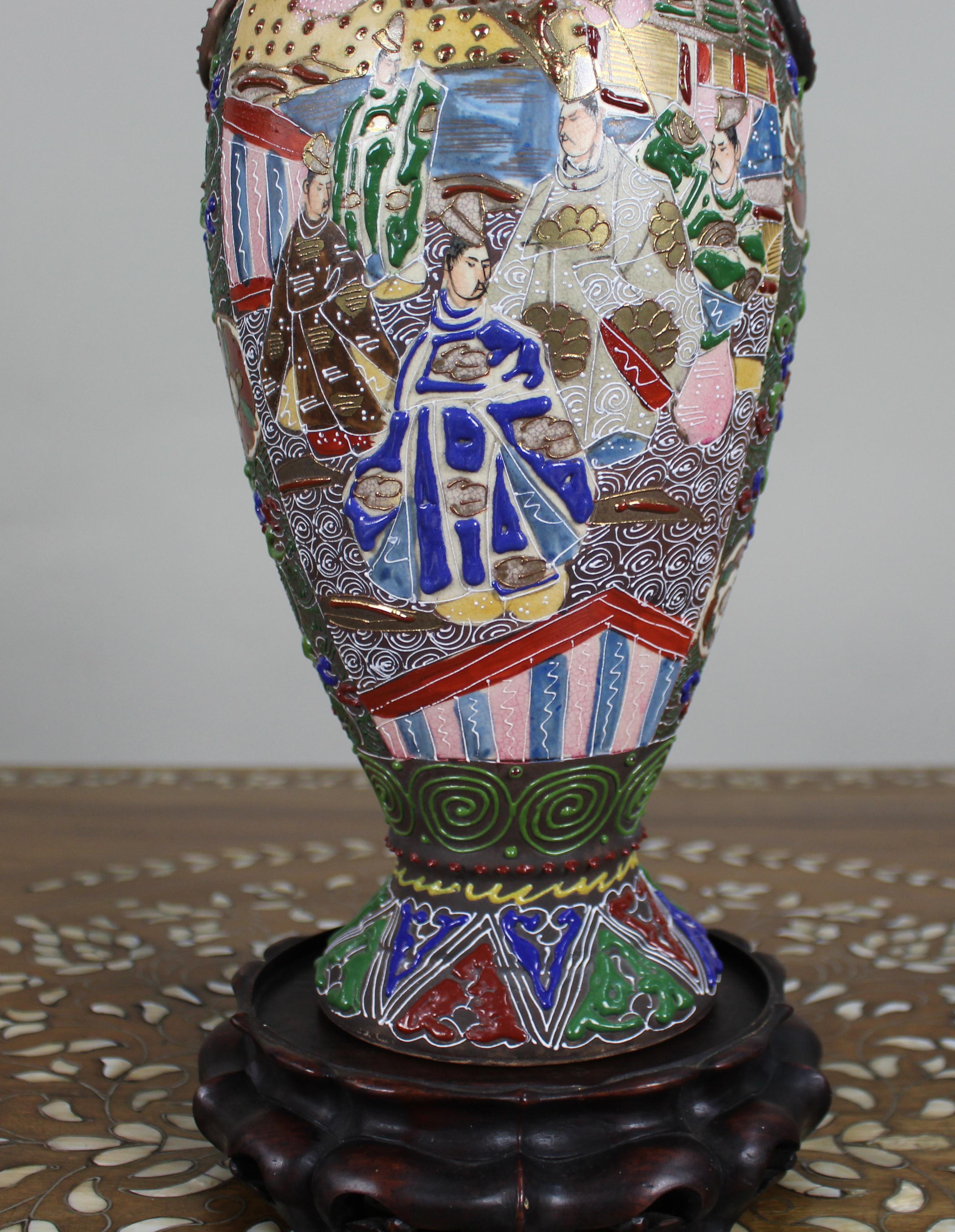 Grand vase japonais ancien de Satsuma Moriage c.1890 en vente 4