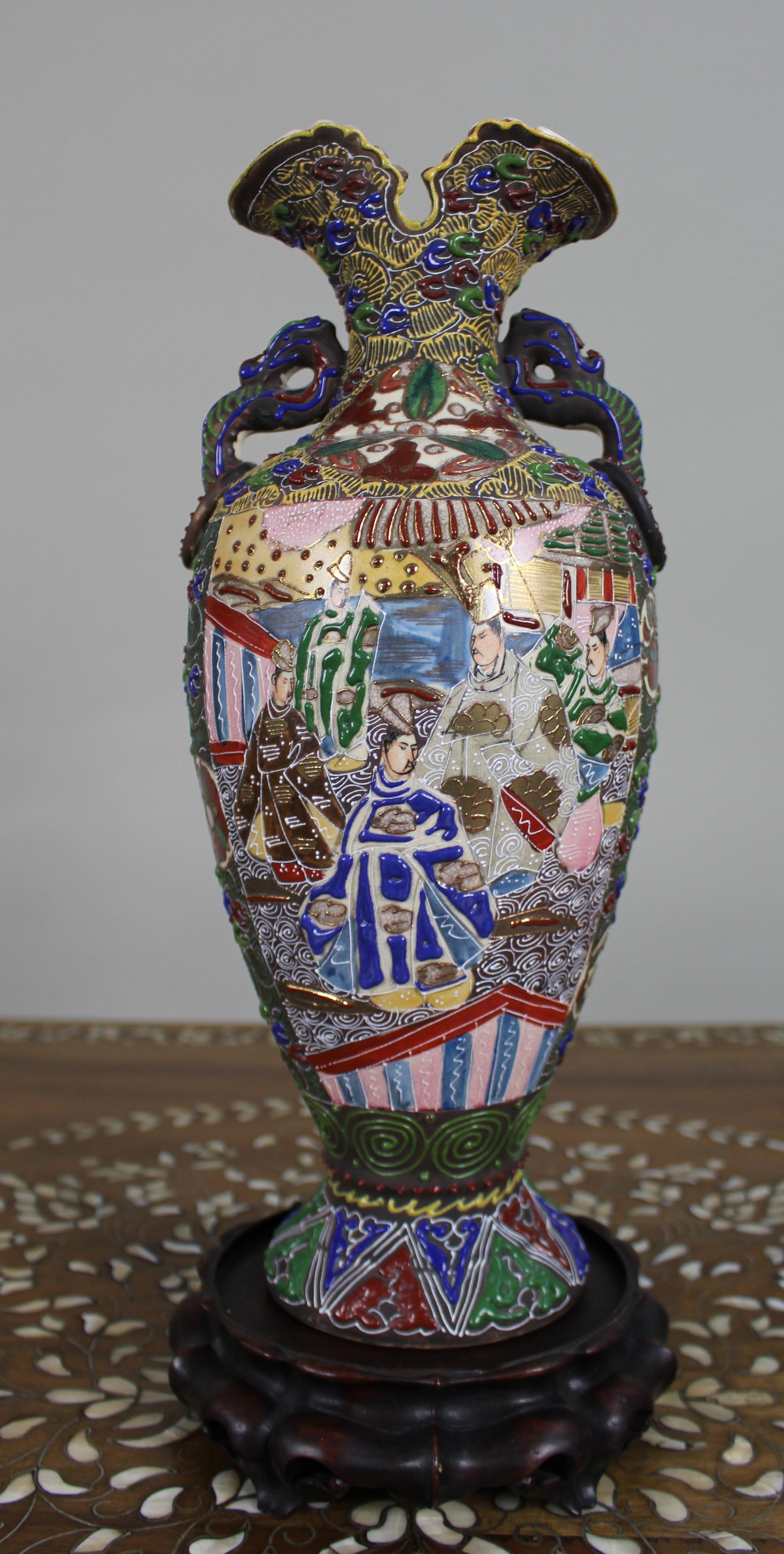 Grand vase japonais ancien de Satsuma Moriage c.1890 en vente 2
