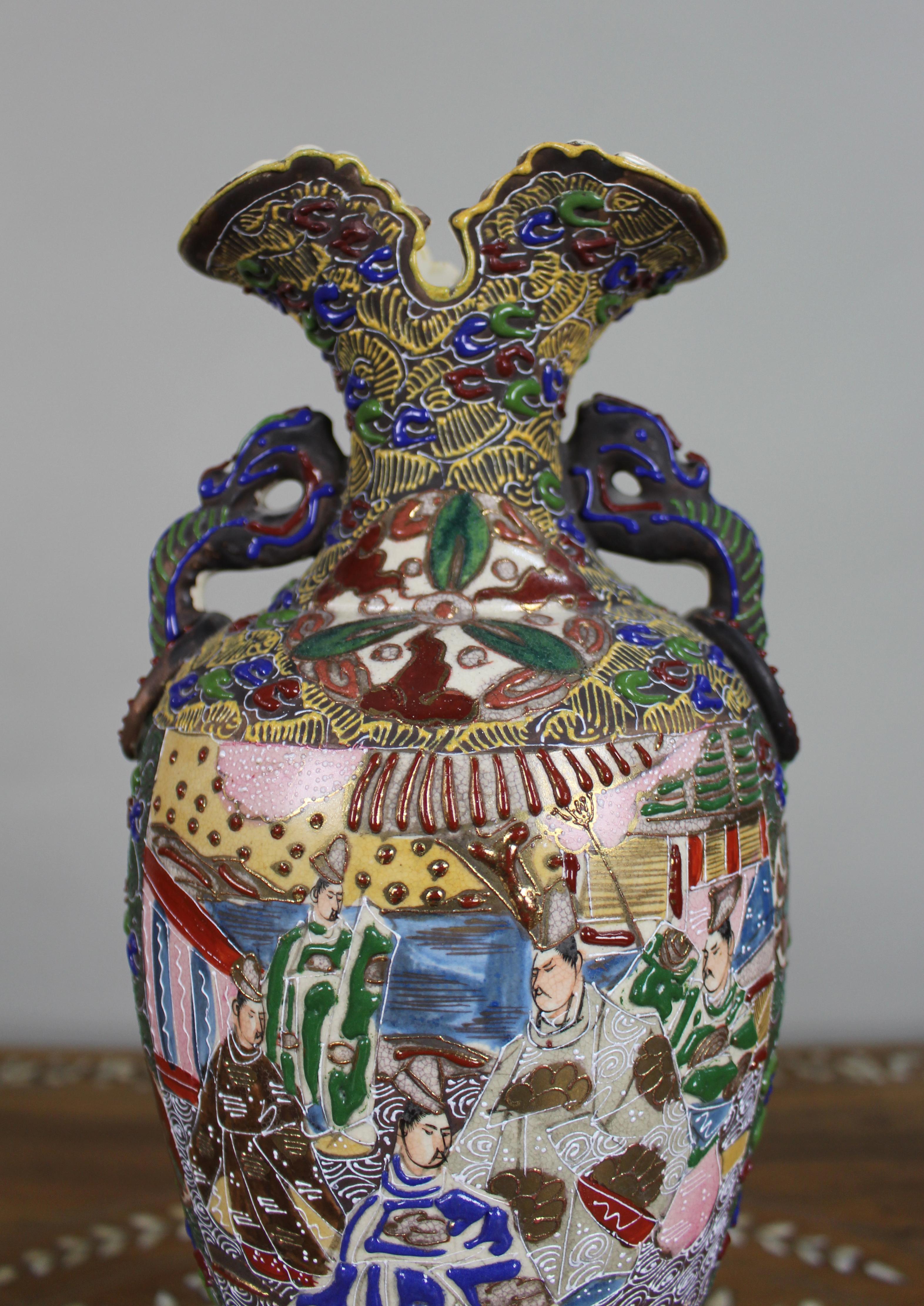 Grand vase japonais ancien de Satsuma Moriage c.1890 en vente 3