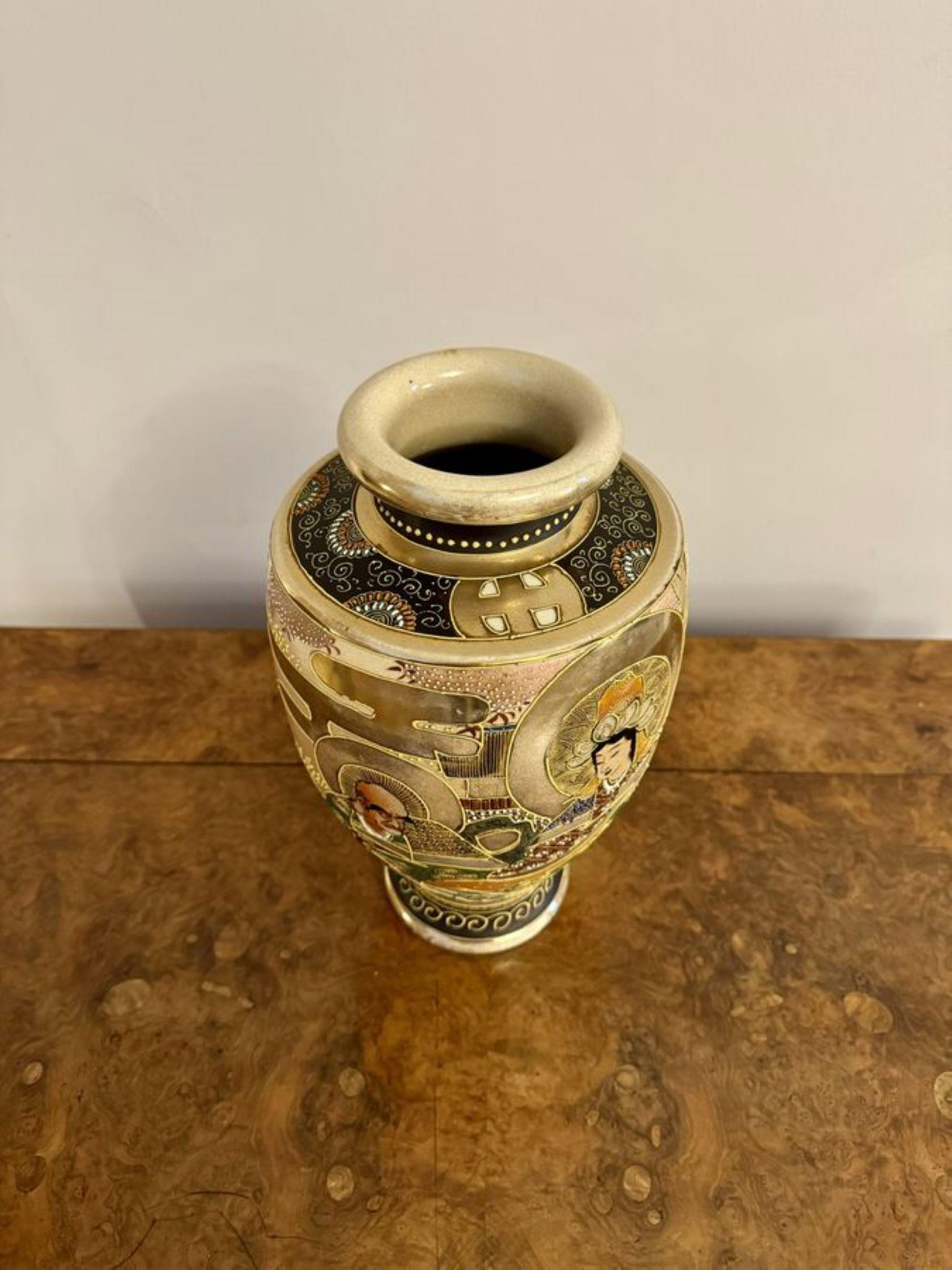 Gran jarrón antiguo japonés de satsuma, de calidad Gran jarrón antiguo japonés de satsuma de principios del siglo XX, pintado a mano en impresionantes colores dorado, naranja, rojo, azul y marrón, decorado con figuras.

D. 1900