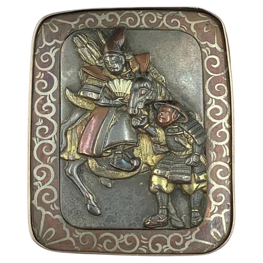 Grande broche japonaise ancienne représentant un guerrier samouraï Shakudo sur cheval avec métier de palefrenier