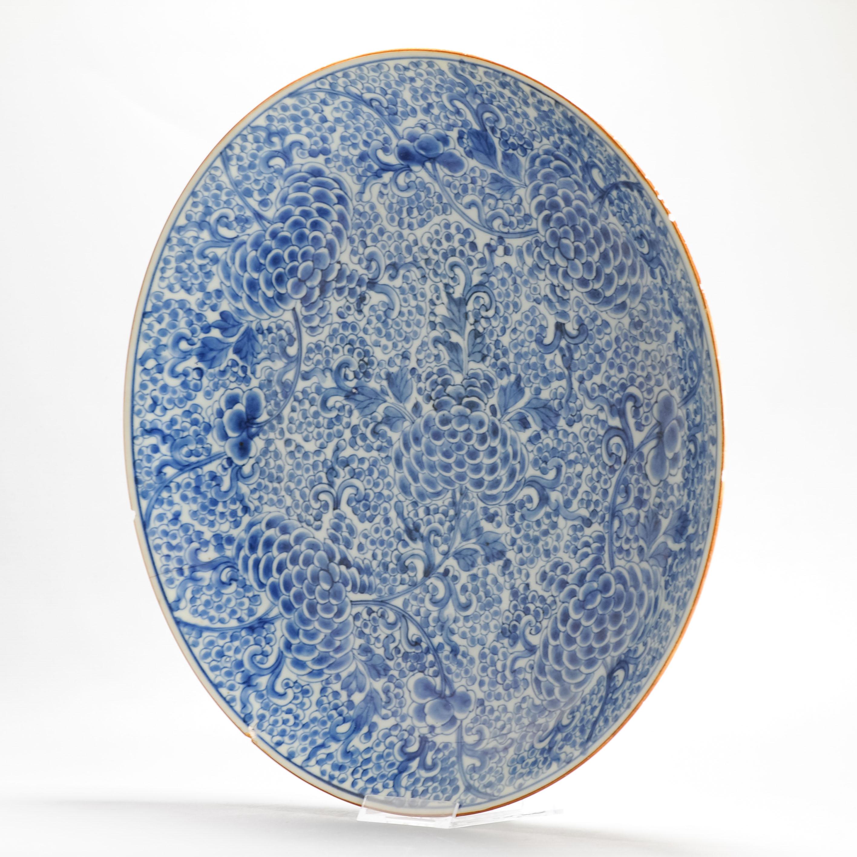 Gran Cargador Antiguo de Porcelana China Kangxi con Peonía y Gamuza Marcado en venta 6