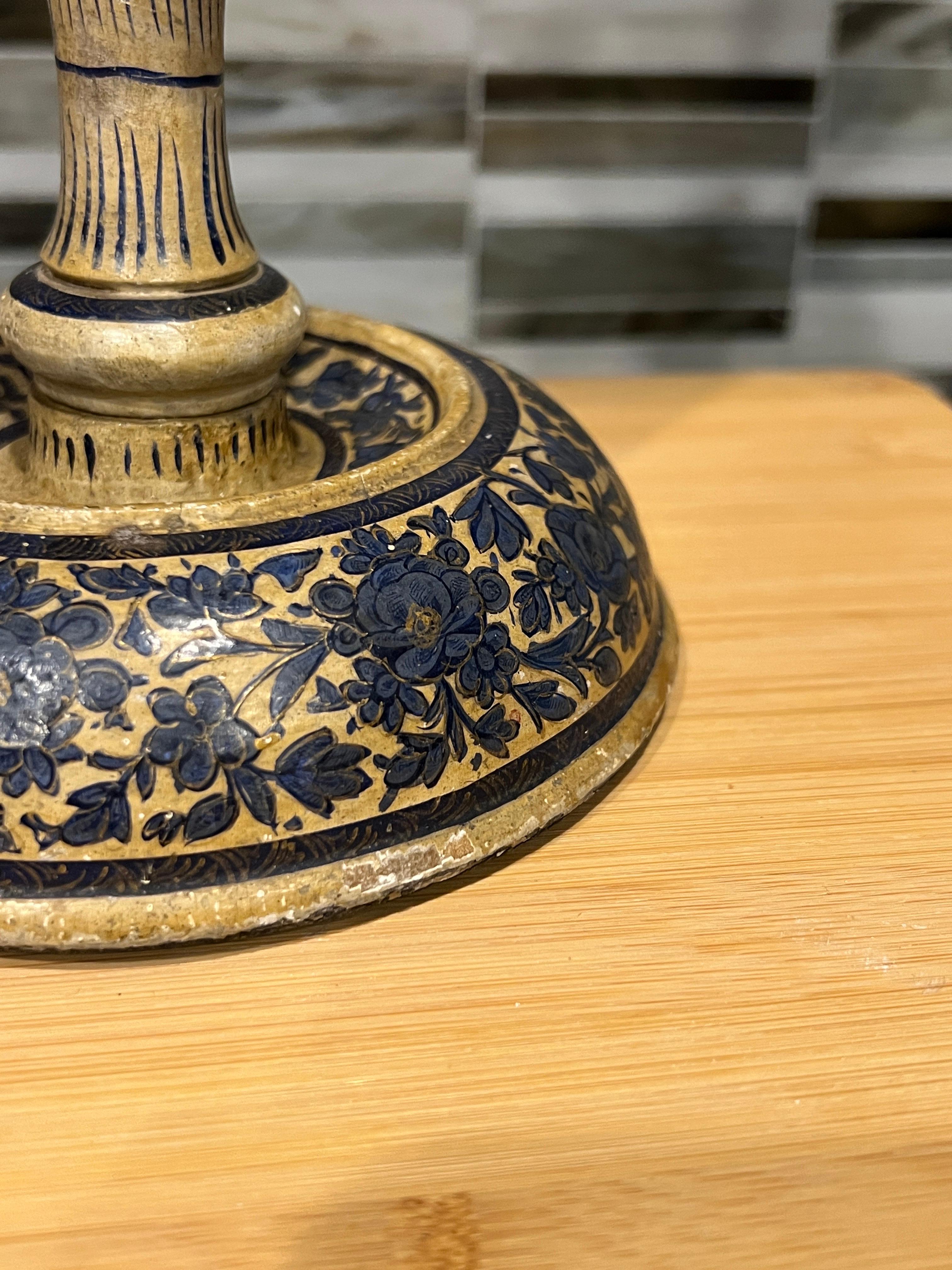 Großer antiker kaschmirischer blau-weißer Kerzenständer, umgewandelt in eine Tischlampe
Indien, CIRCA 1890er Jahre
Ein exotischer, geschnitzter Holz- und Lackleuchter mit spiralförmigen Säulen, verziert mit einem traditionellen, weiß-blauen