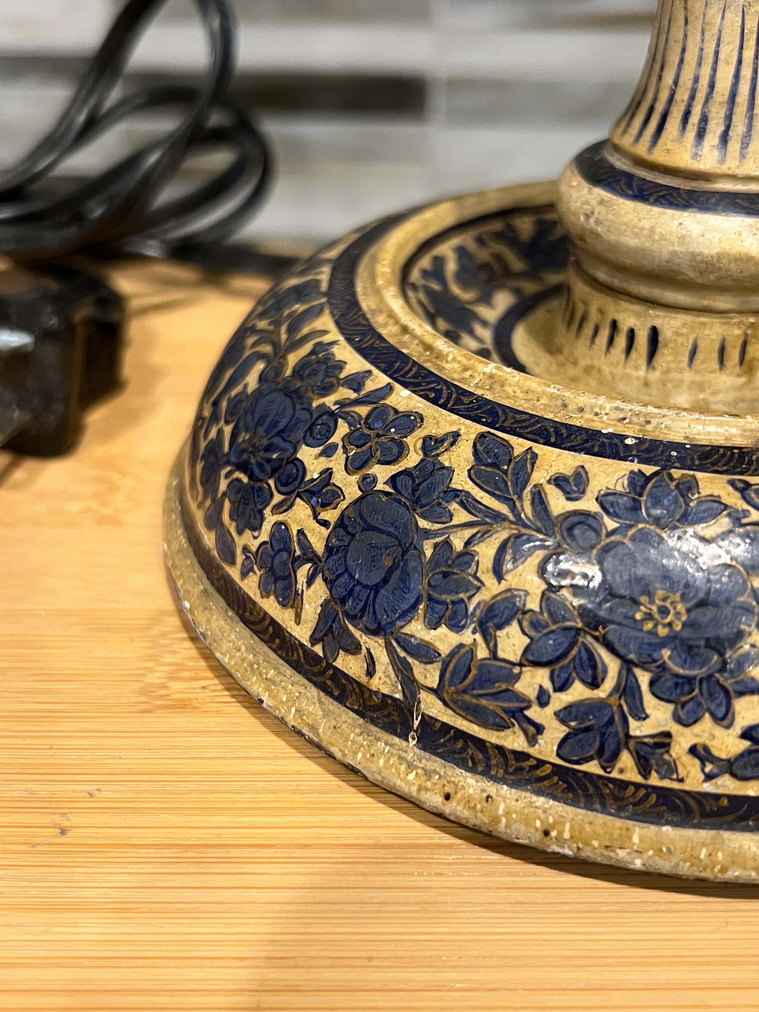 Große antike Kaschmiri-Kerzenleuchter-Tischlampe in Blau und Weiß (Anglo-indisch) im Angebot