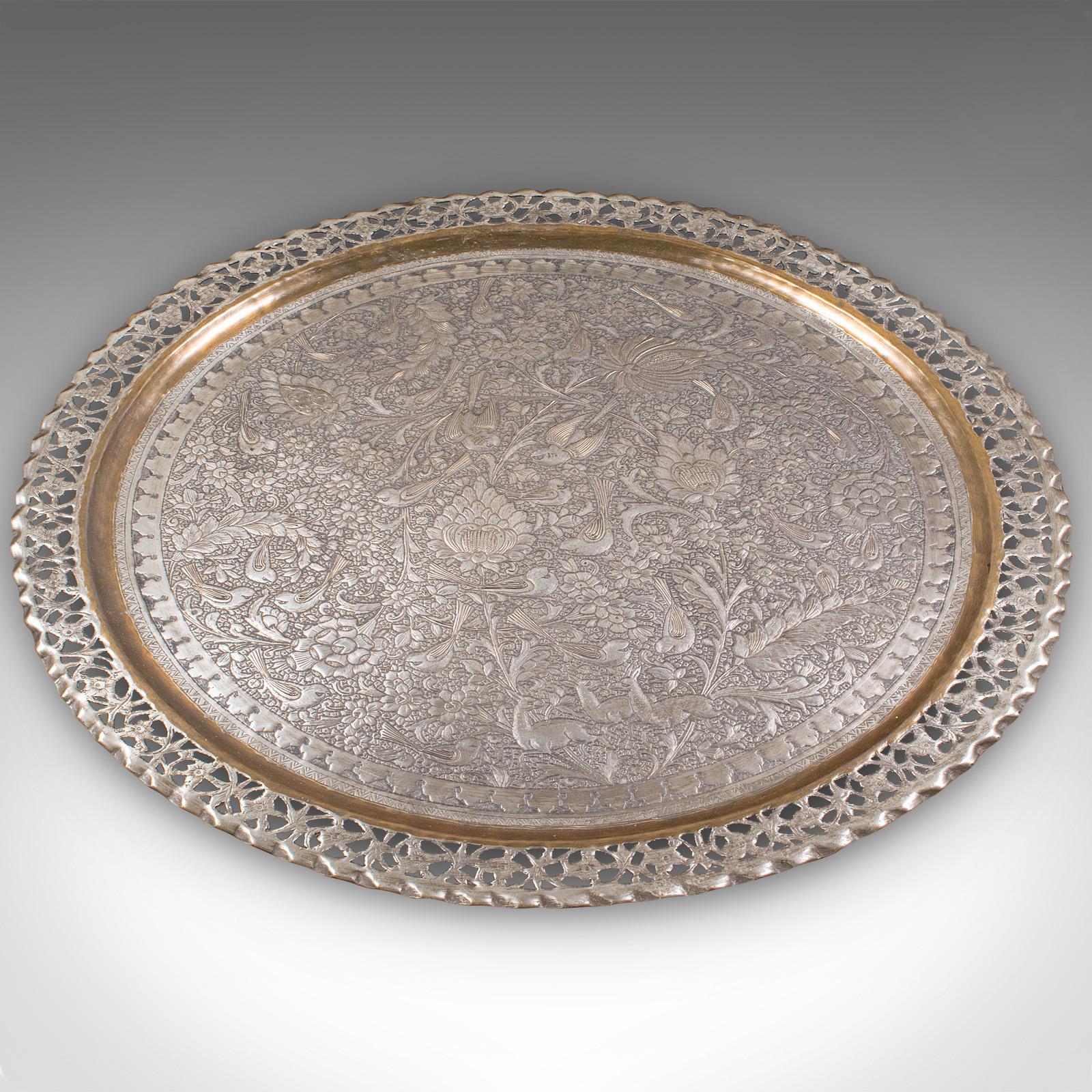 
Questo è un grande vassoio da portata antico del Kashmir. Un piatto decorativo indiano in ottone argentato, risalente al tardo periodo vittoriano, circa 1900.

Attraente vassoio accentuato da decorazioni finemente incise
Presenta una patina
