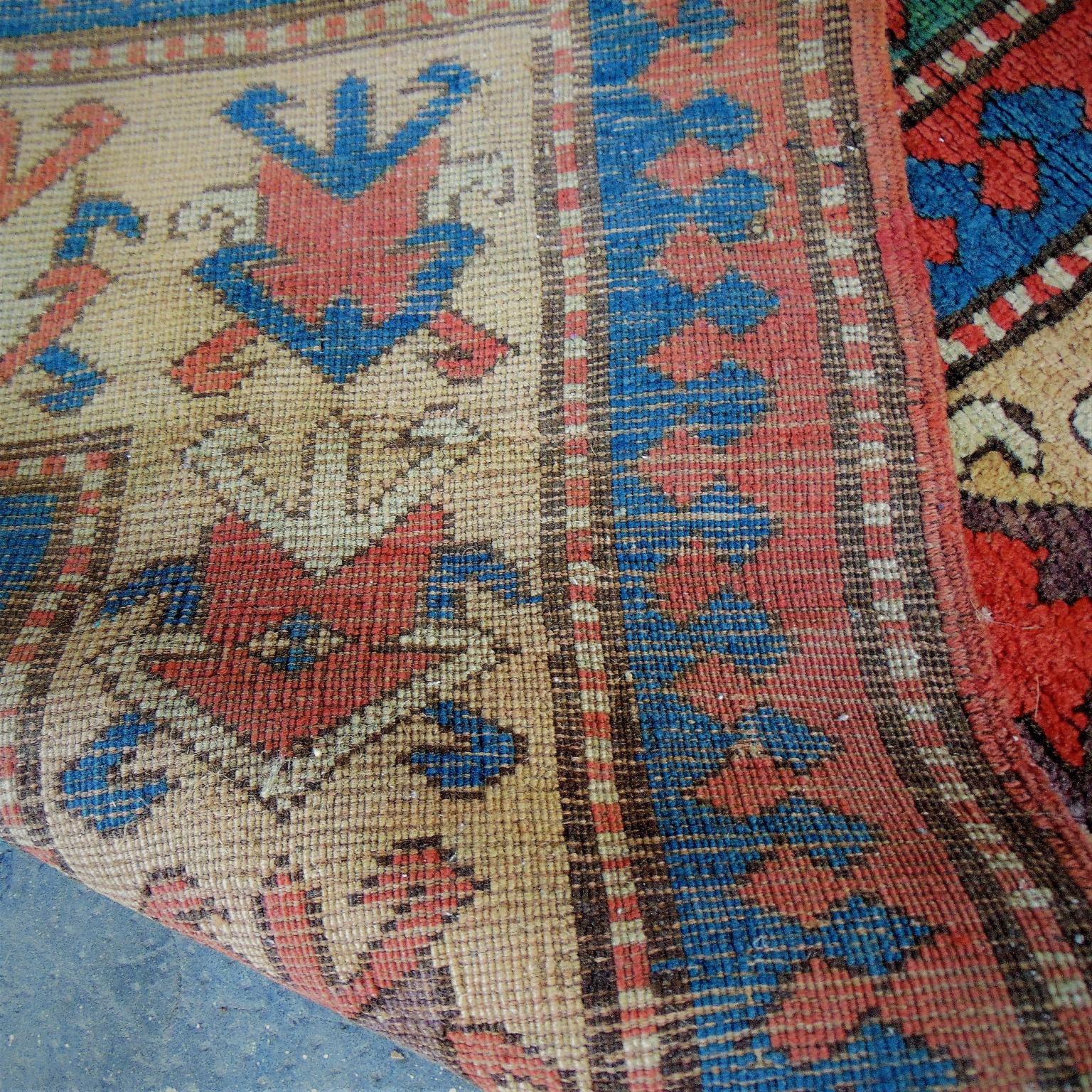 Antiker großer kaukasischer Karachopf-Teppich aus dem 19. Jahrhundert, handgeknüpft in Grün, Blau, Rot und Beige im Angebot 3