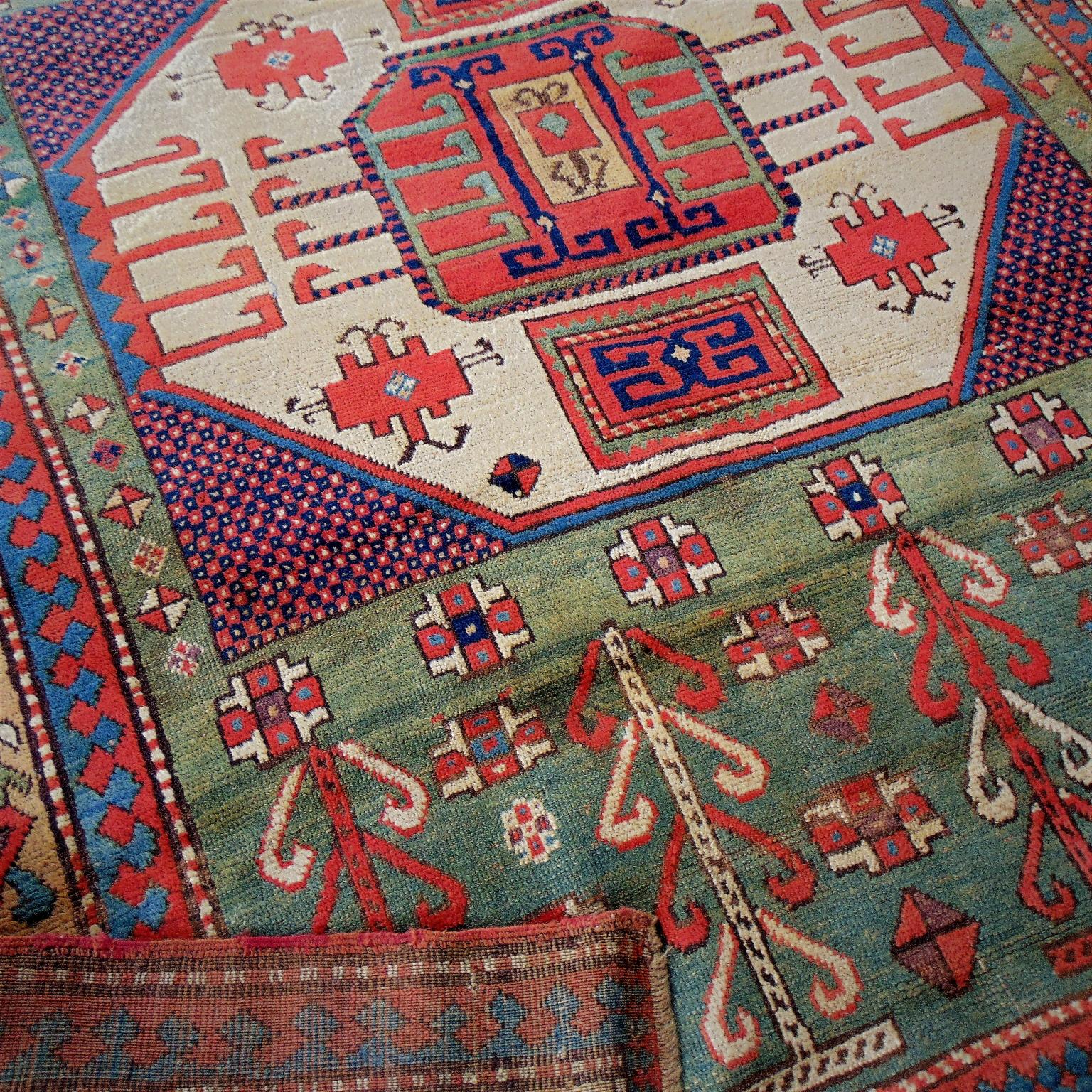 Antiker großer kaukasischer Karachopf-Teppich aus dem 19. Jahrhundert, handgeknüpft in Grün, Blau, Rot und Beige im Angebot 4