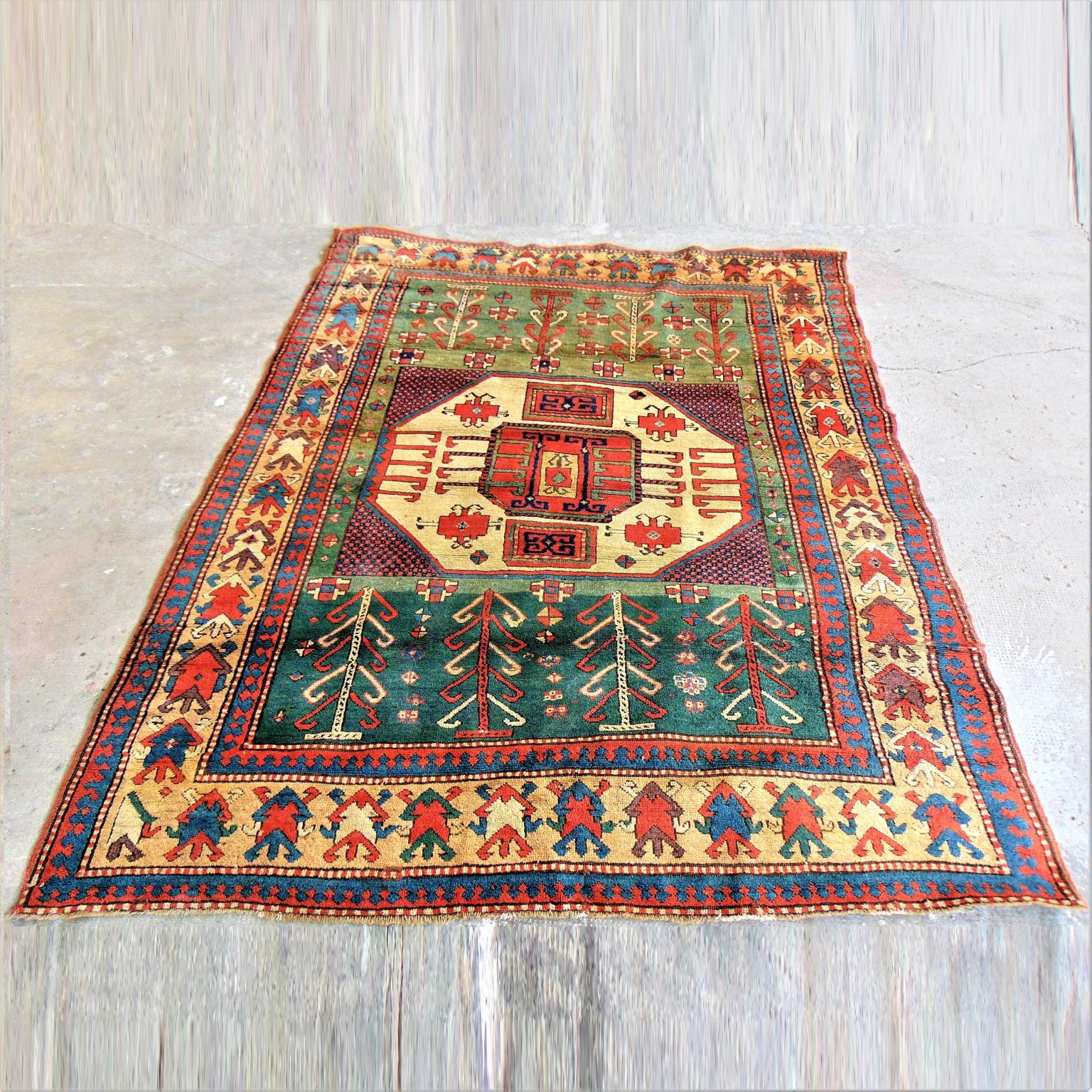 Dieser Teppich weist alle Merkmale der bekanntesten Karaciof-Teppiche auf, mit dem typischen beigen, achteckigen Zentralmedaillon. Wie üblich sticht das mächtige Achteck auf dem klassischen rot-blauen Schachbrettmuster hervor. Vier rote und blaue