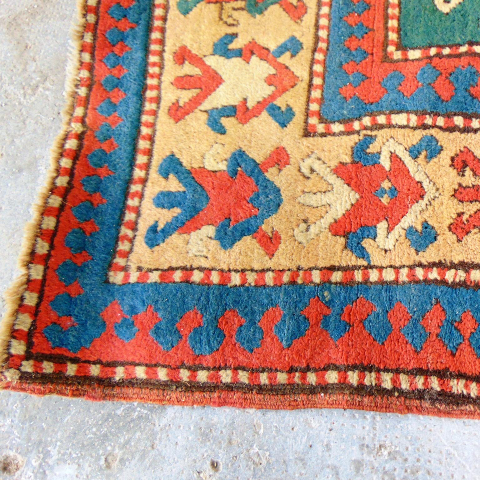 Antiker großer kaukasischer Karachopf-Teppich aus dem 19. Jahrhundert, handgeknüpft in Grün, Blau, Rot und Beige (Kasachisch) im Angebot