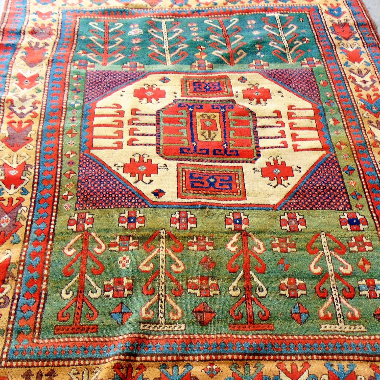 Antiker großer kaukasischer Karachopf-Teppich aus dem 19. Jahrhundert, handgeknüpft in Grün, Blau, Rot und Beige im Zustand „Gut“ im Angebot in Arosio, IT