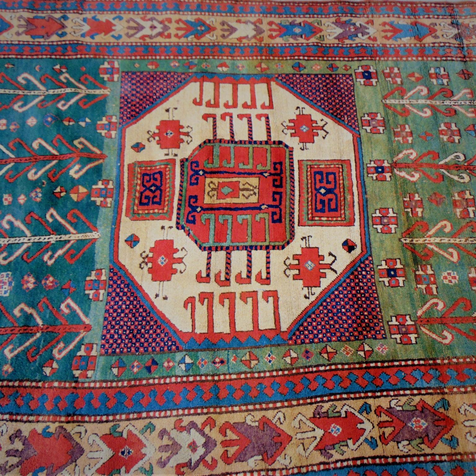 Laine Grand tapis antique Kazak Karachof noué à la main, 19ème siècle, vert, bleu, rouge et beige en vente