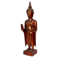 Grande statue khmère ancienne de Bouddha debout, sculptée, dorée et laquée 