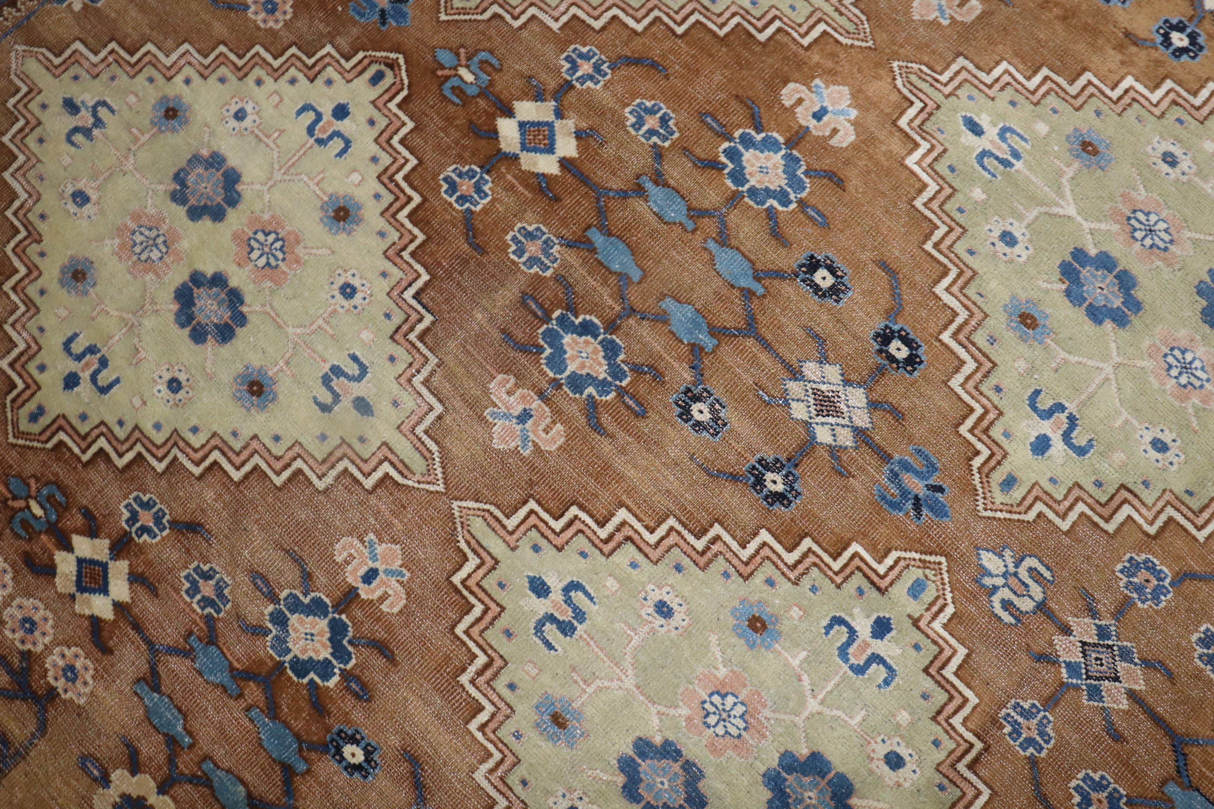 Großer antiker Khotan-Teppich im Zustand „Gut“ im Angebot in New York, NY