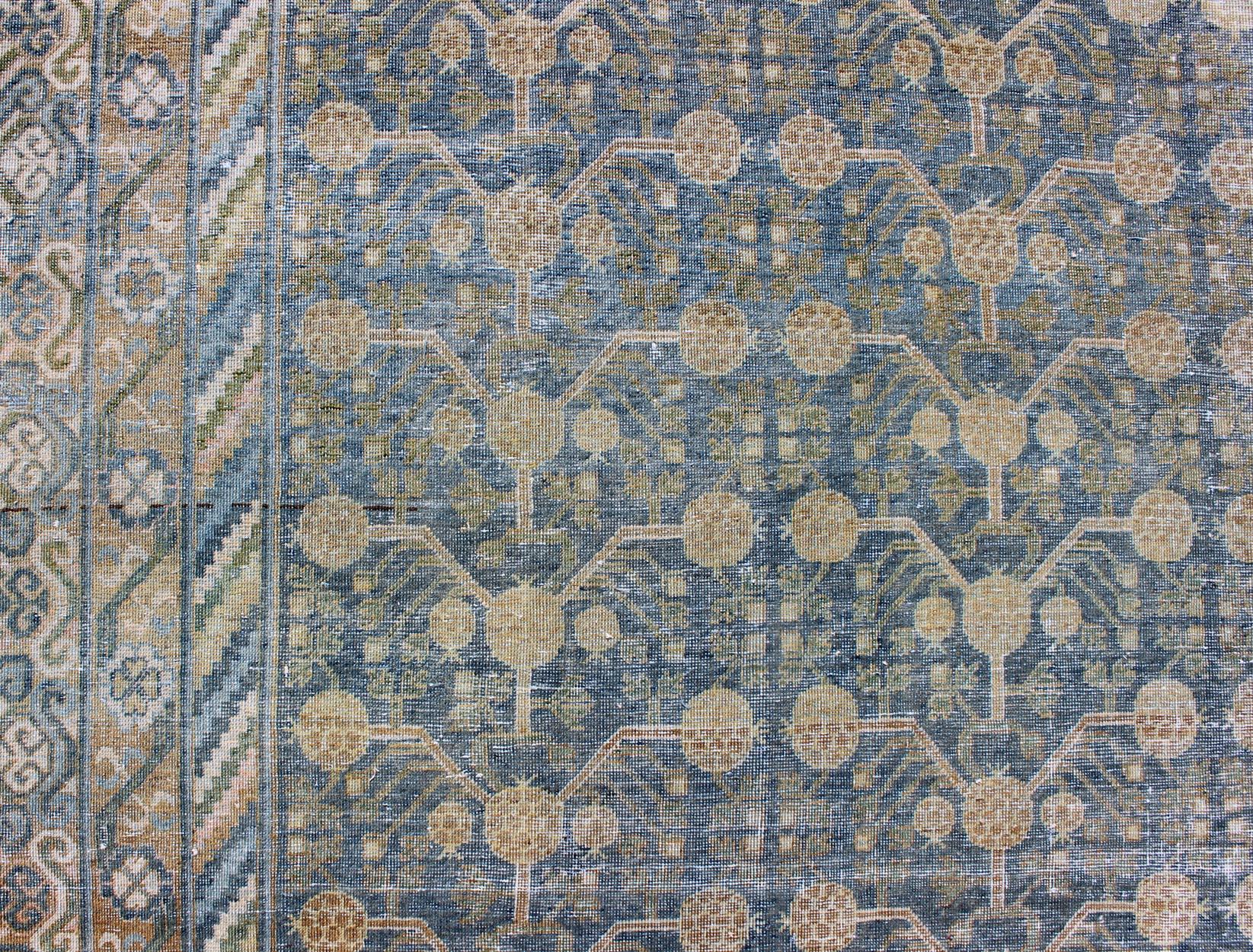 Gran alfombra antigua Khotan con diseño azul integral de flores y capullos en venta 3