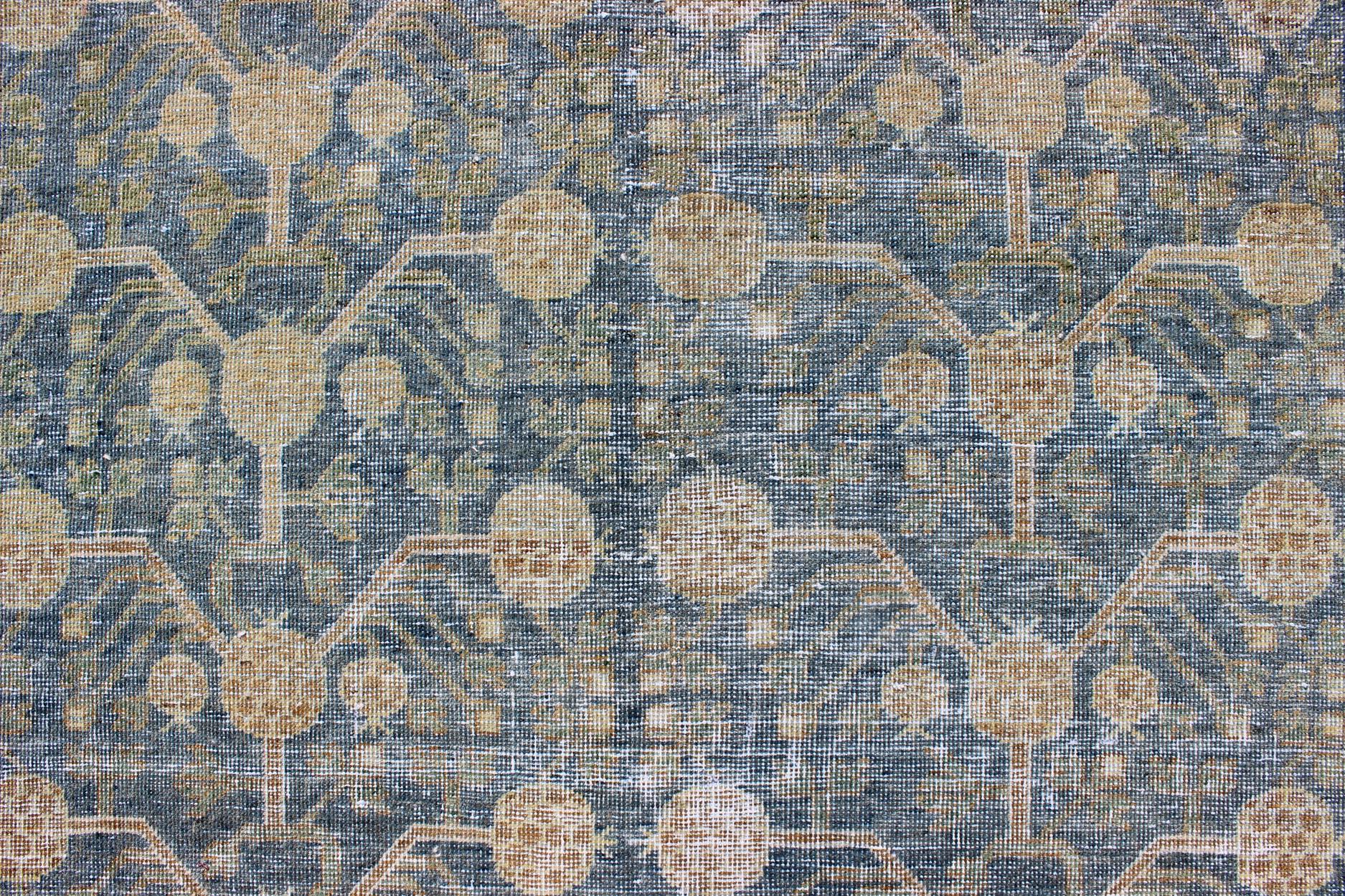 Gran alfombra antigua Khotan con diseño azul integral de flores y capullos en venta 5