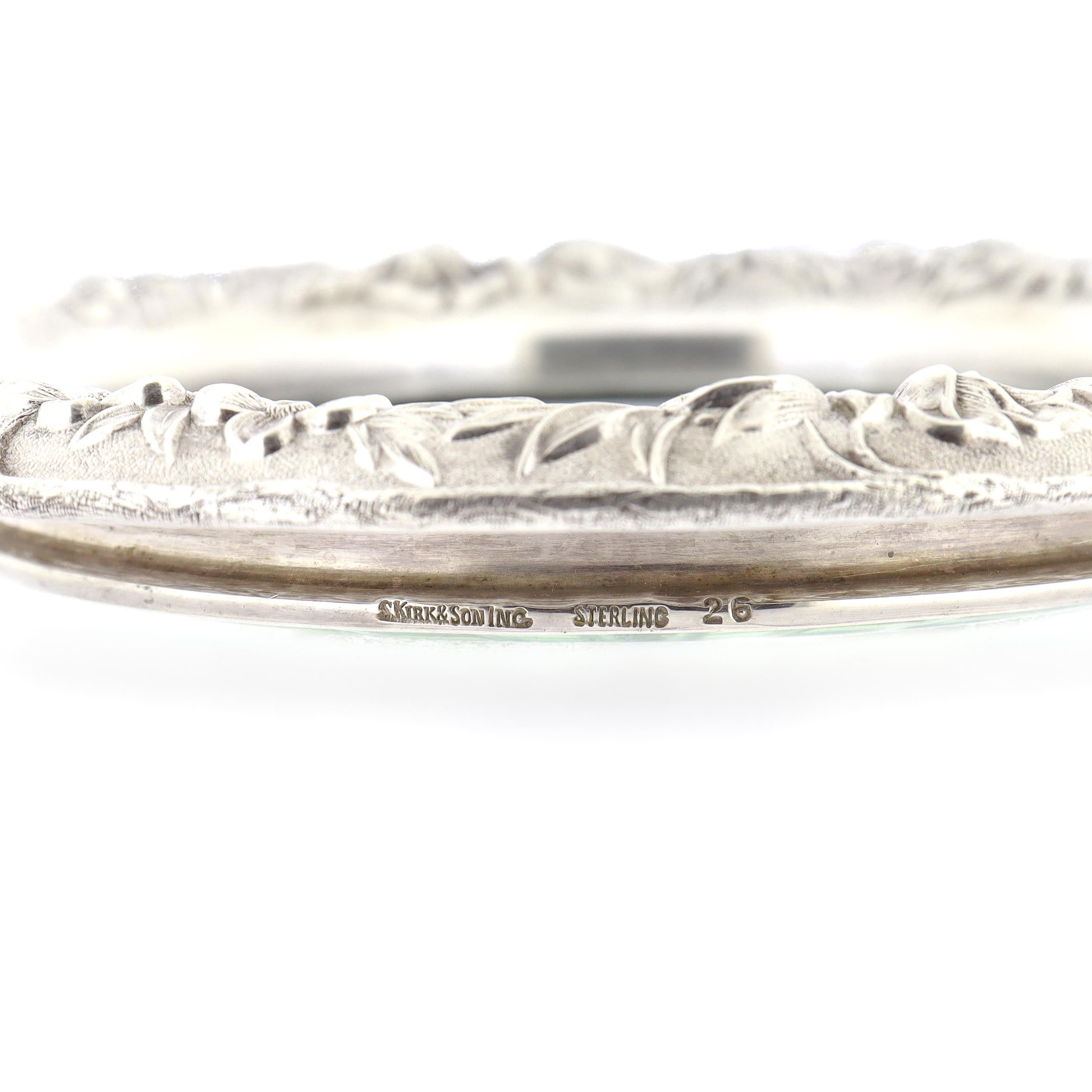 Grand sous-verre à vin Kirk & Son en argent sterling repoussé et verre taillé en vente 3