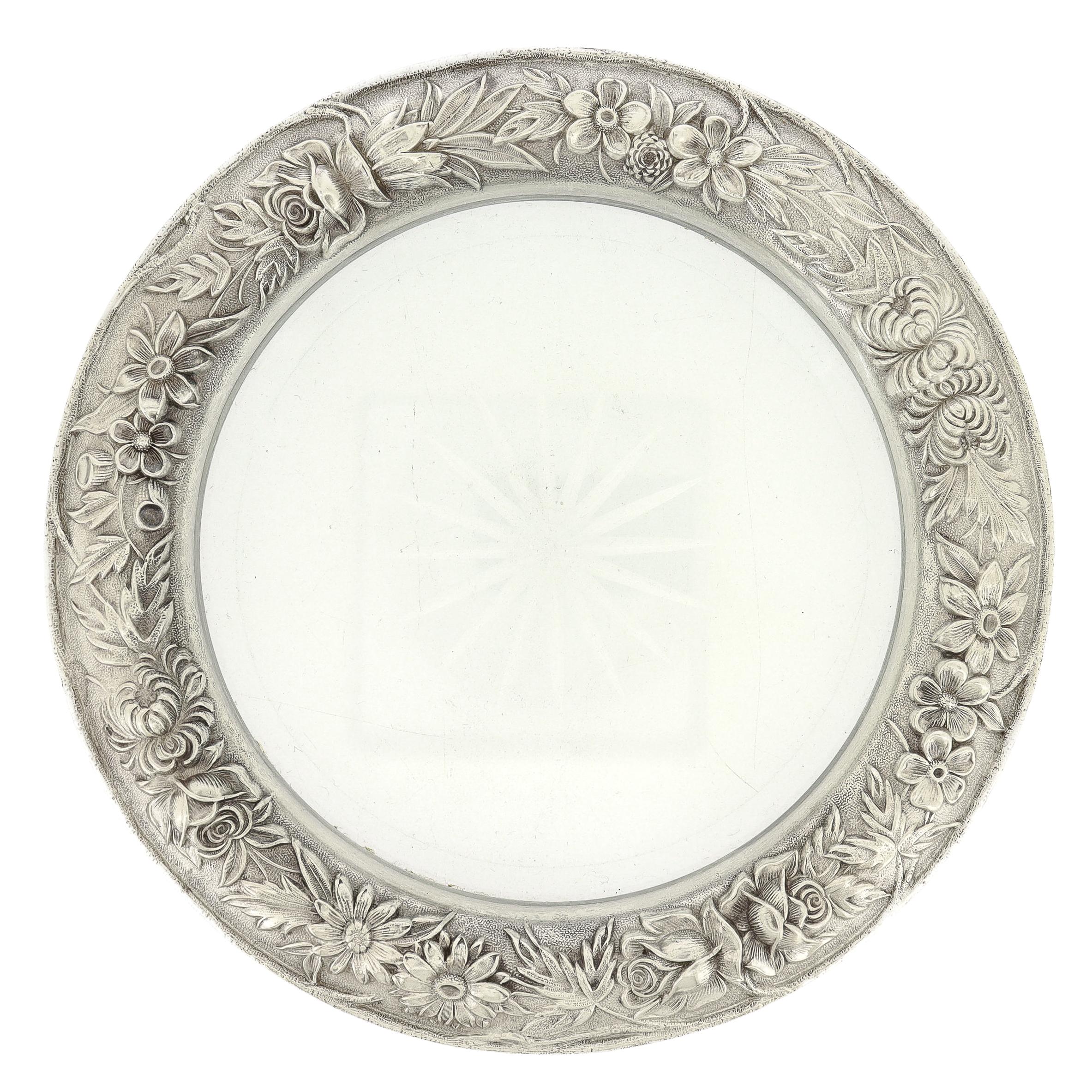 Un beau et grand sous-verre américain ancien en argent et en verre.

En argent sterling.

Par Kirk & Sons.

Le bord en argent est orné de fleurs repoussées et le verre est orné d'une étoile taillée en son centre.

Marqué sur le dessous du
