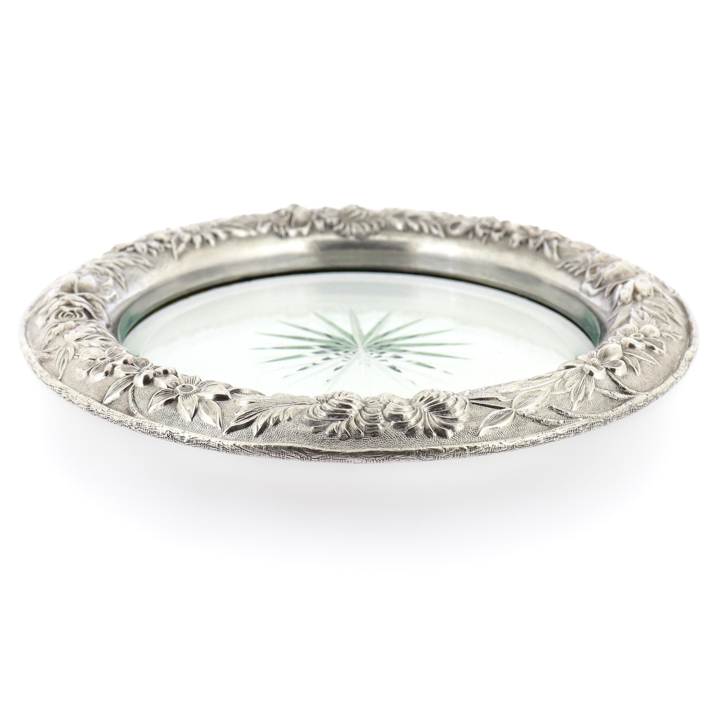 Édouardien Grand sous-verre à vin Kirk & Son en argent sterling repoussé et verre taillé en vente