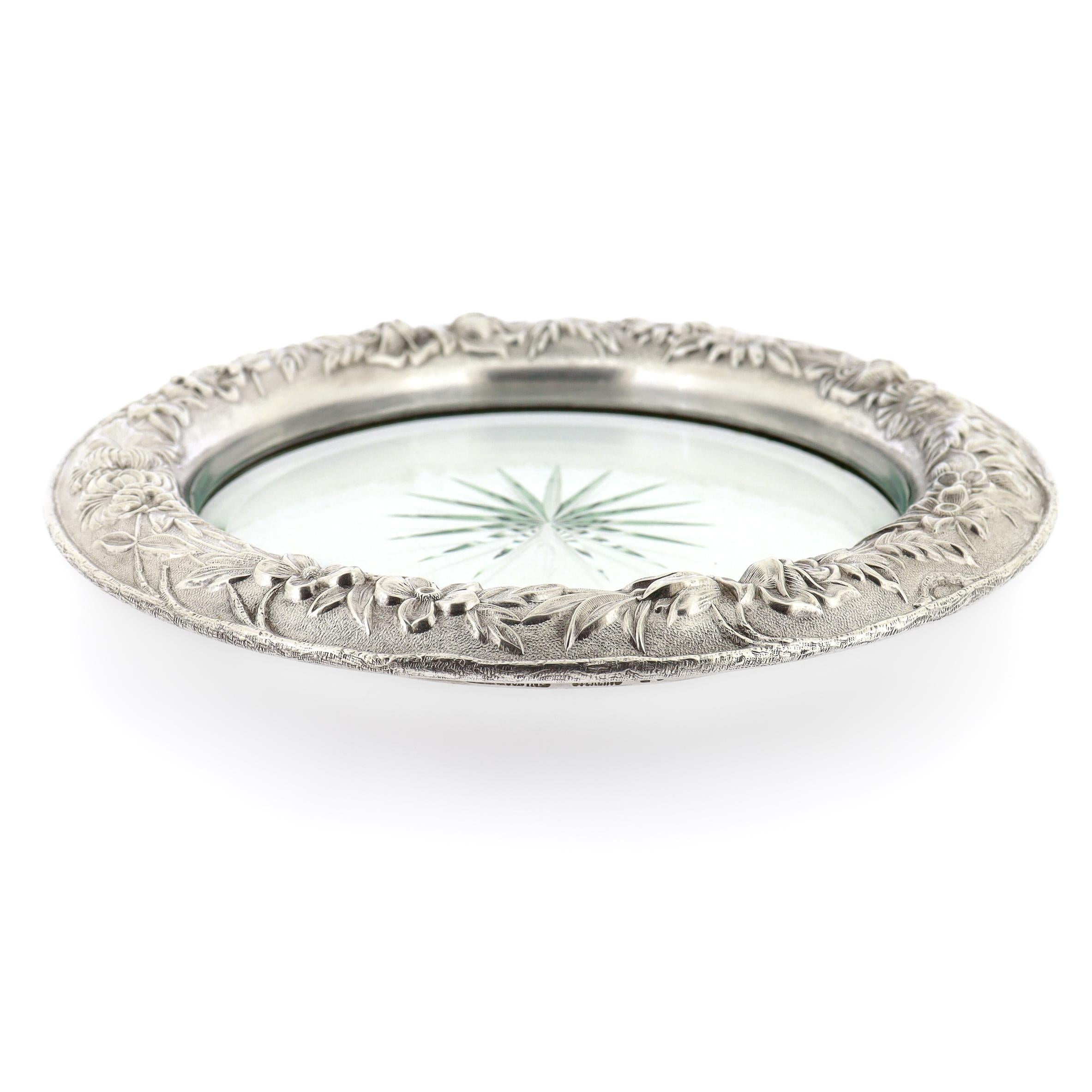 Américain Grand sous-verre à vin Kirk & Son en argent sterling repoussé et verre taillé en vente